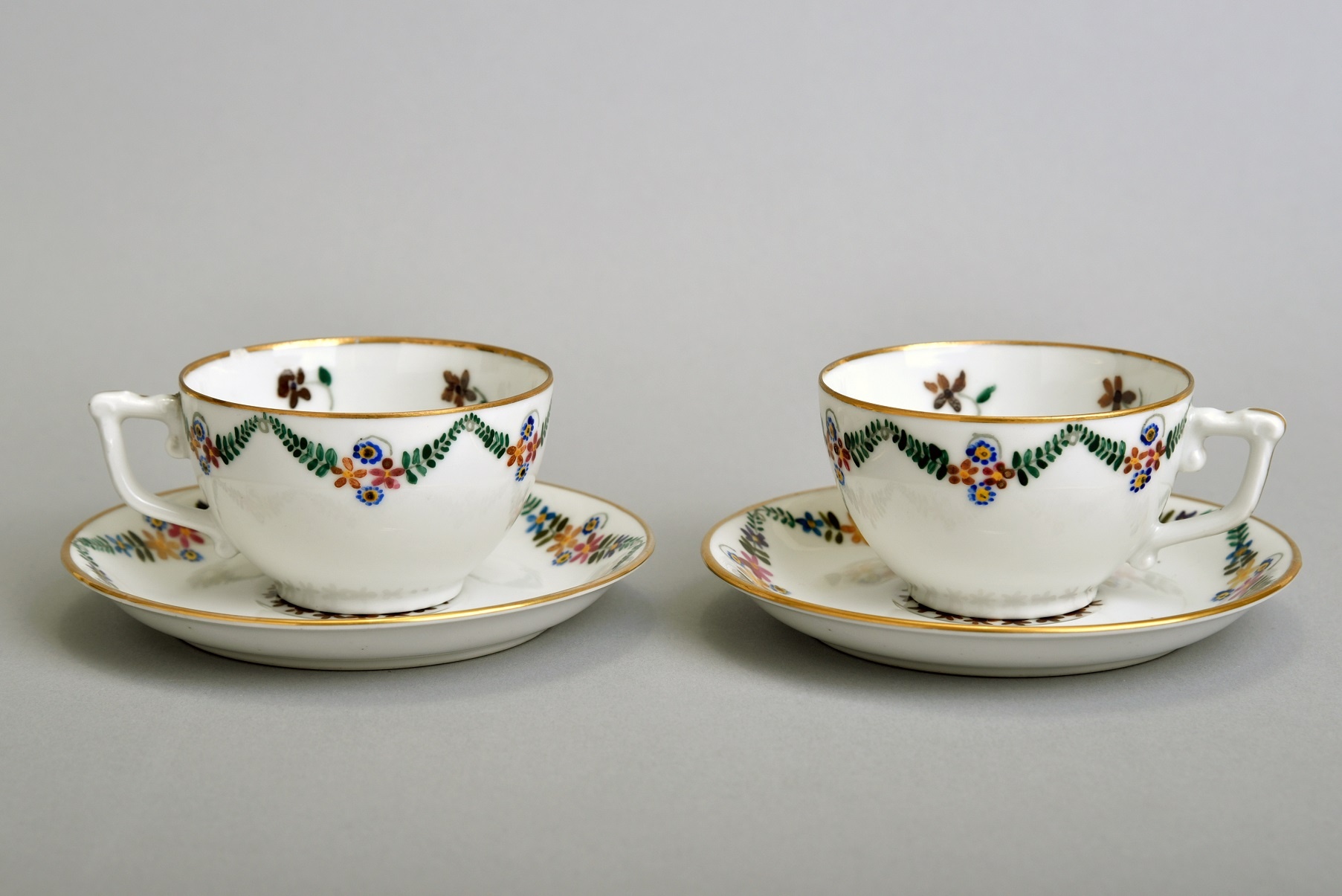 Porcelán kávéscsésze csészealjjal, virágfüzérrel, 4 db, Hüttl Tivadar Porcelángyár (Óbudai Múzeum CC BY-NC-SA)