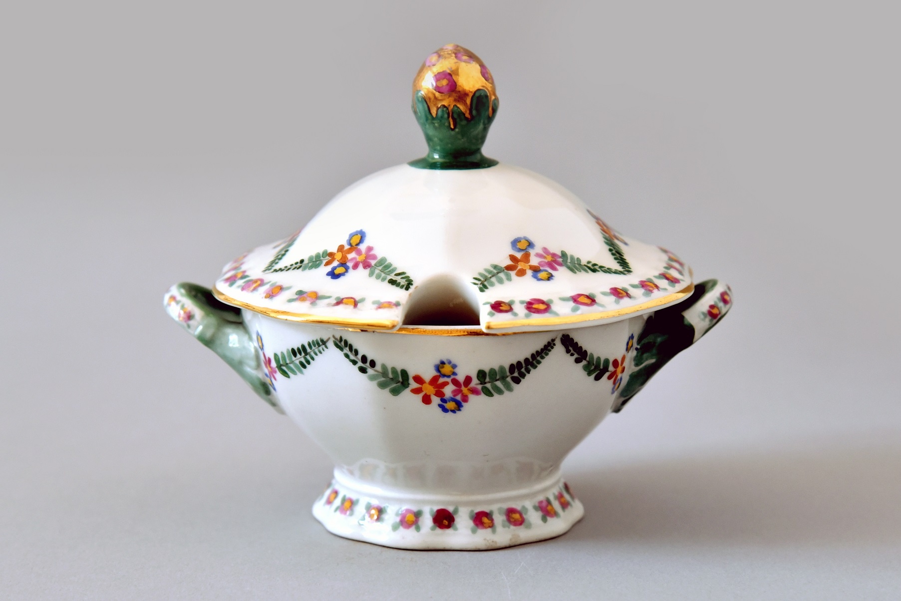 Porcelán szószos tál, fedővel, Zsolnay (Óbudai Múzeum CC BY-NC-SA)