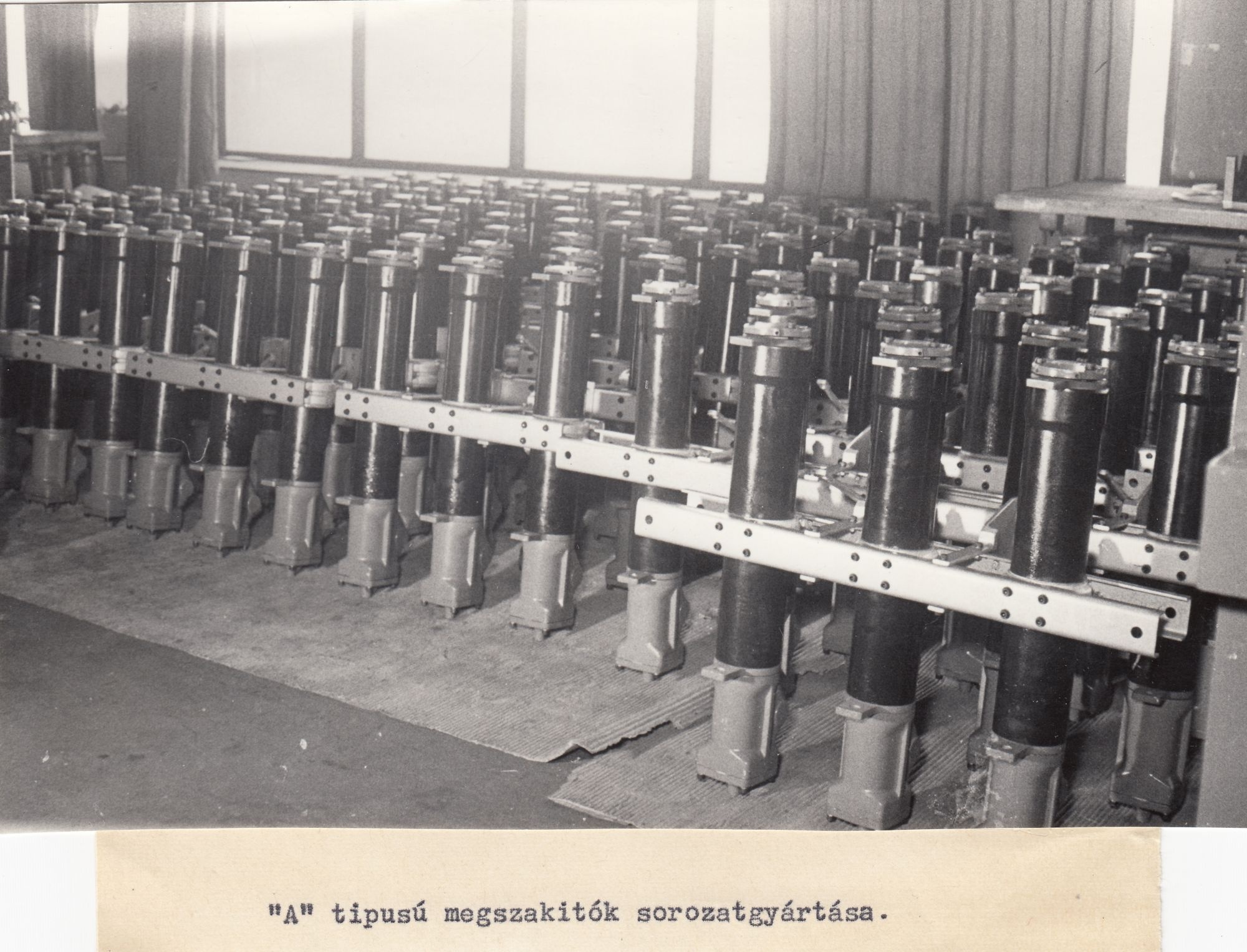 Fekete-fehér fénykép, "A" megszakítók sorozatgyártása (Angyalföldi Helytörténeti Gyűjtemény CC BY-NC-SA)