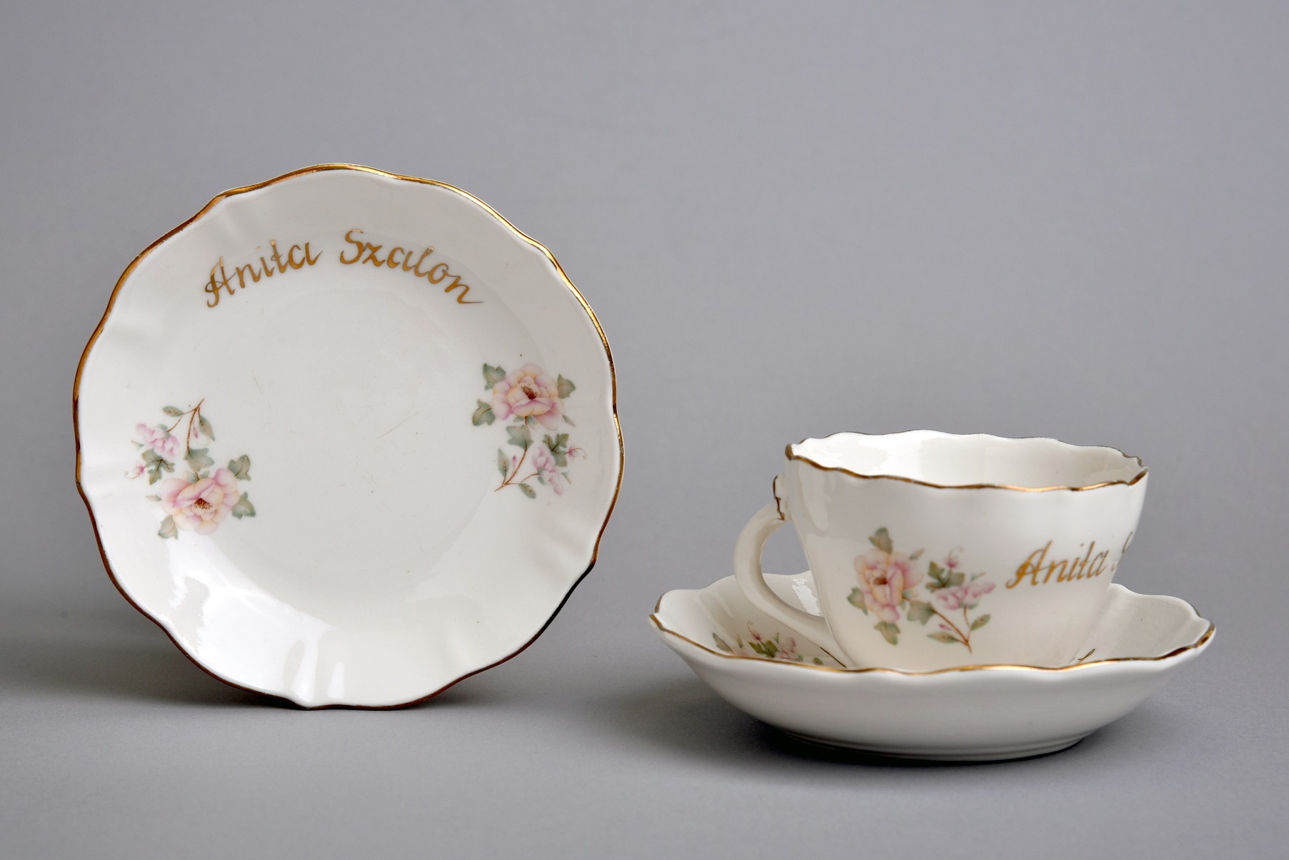 Porcelán kávéscsésze, 2 db csészealjjal az Anita Szalon számára, Aquincum Porcelángyár (Óbudai Múzeum CC BY-NC-SA)