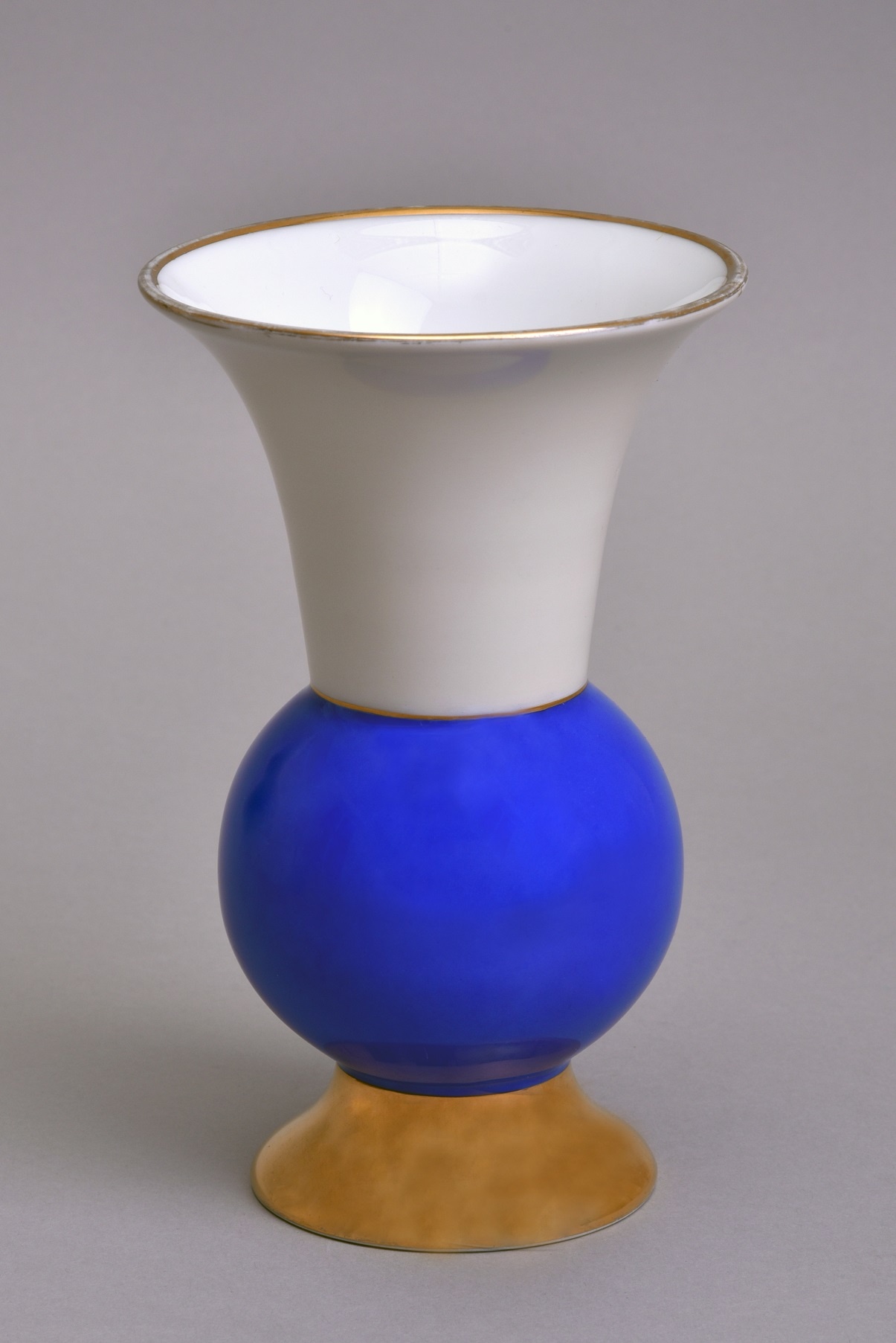Porcelán váza, Aquincum Porcelángyár (Óbudai Múzeum CC BY-NC-SA)