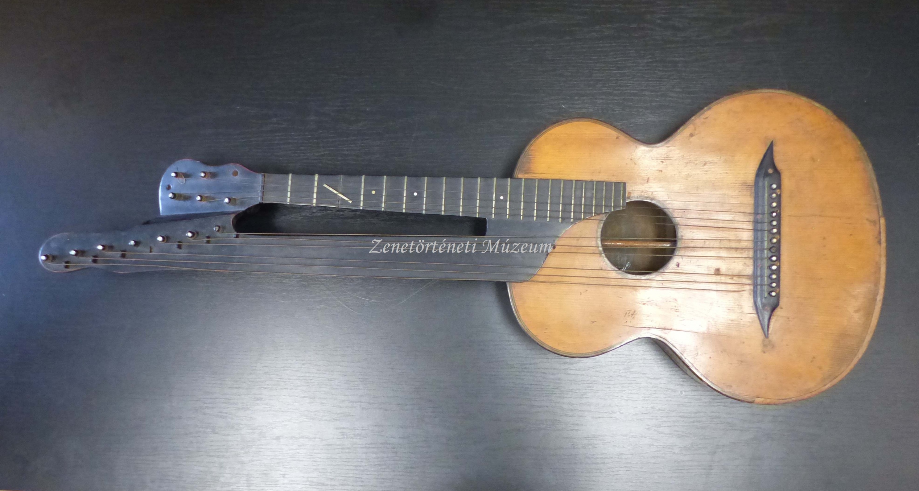 Kontra gitár (sramli gitár) (Zenetörténeti Múzeum CC BY-NC-SA)