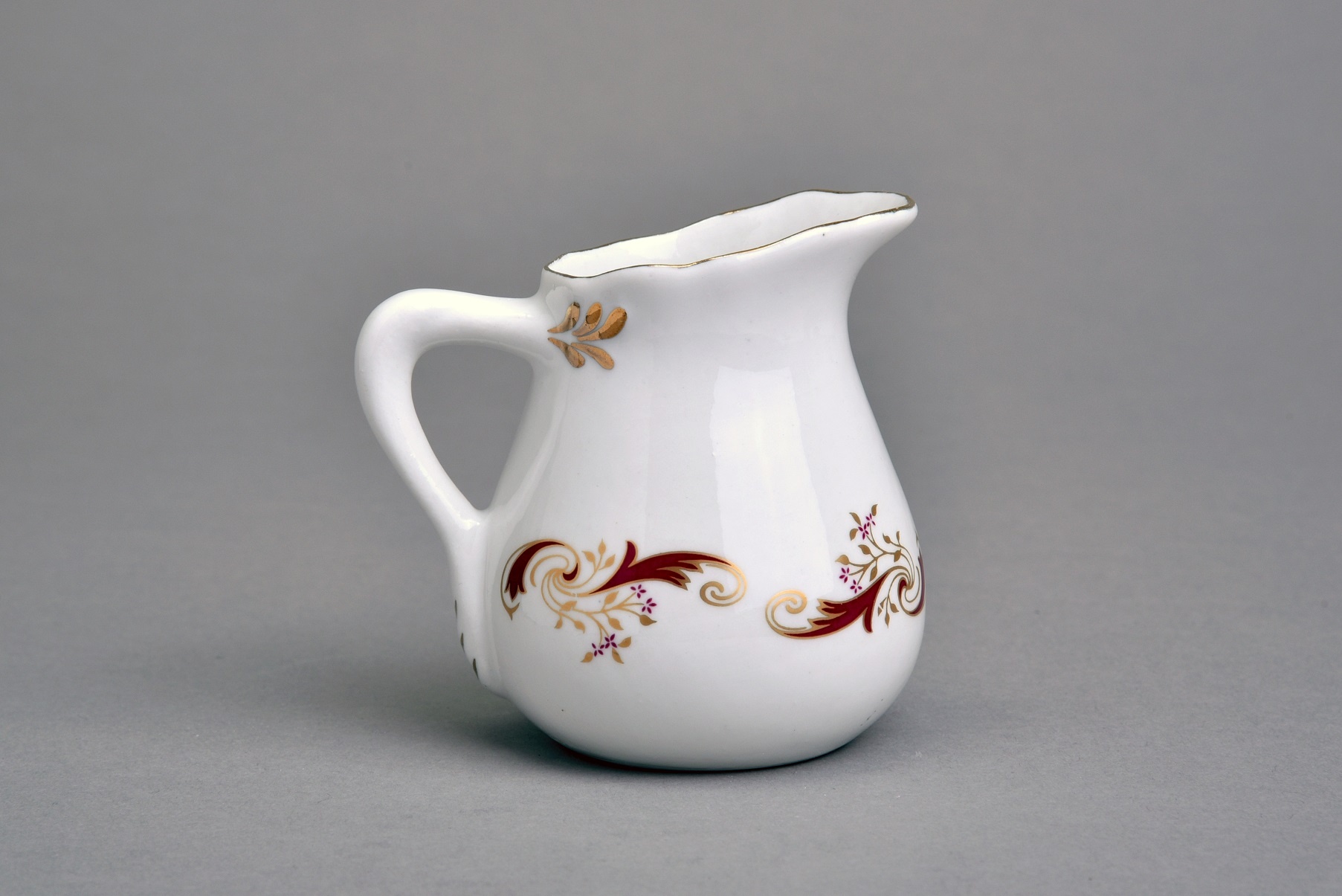 Porcelán tejkiöntő, Aquincum Porcelángyár (Óbudai Múzeum CC BY-NC-SA)