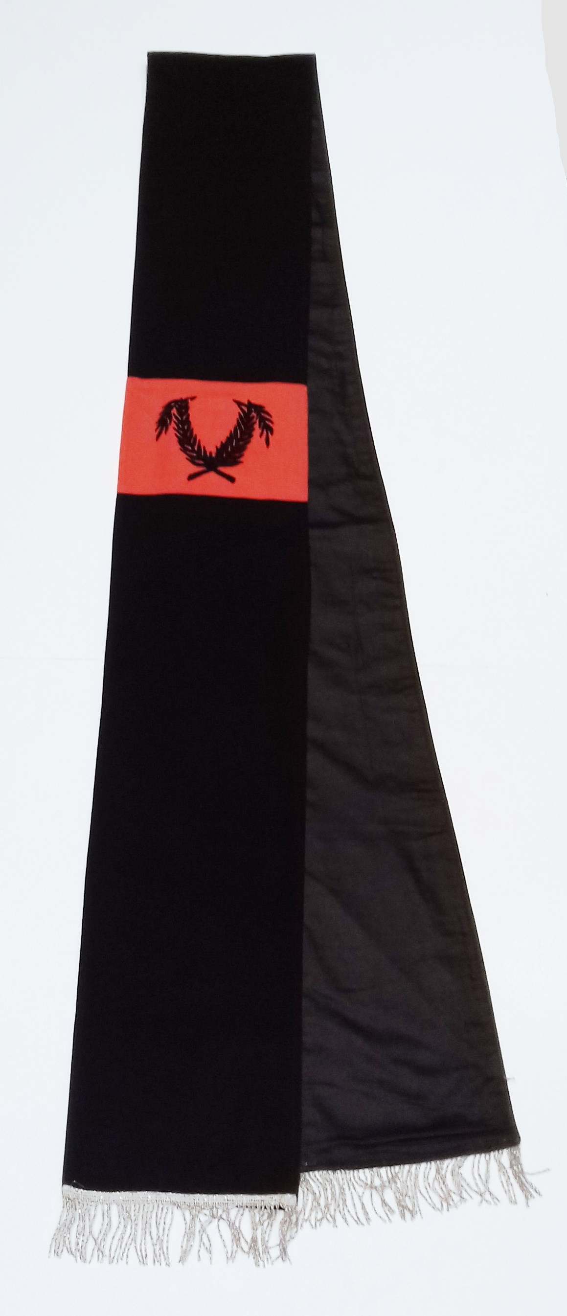 Gyászhuszár vállszalag - vörös-fekete díszítménnyel (Nemzeti Örökség Intézete – Kegyeleti Múzeum CC BY-NC-SA)