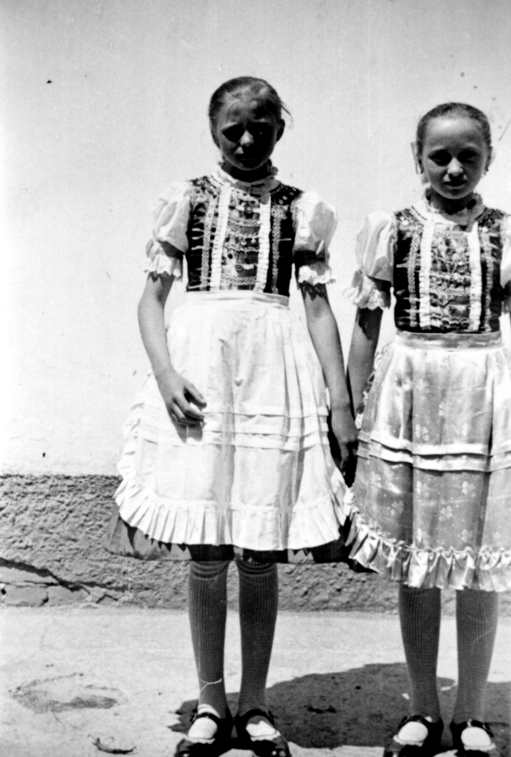 Kislányok ünnepi viseletben (MTA BTK Néprajztudományi Intézet CC BY-NC-SA)