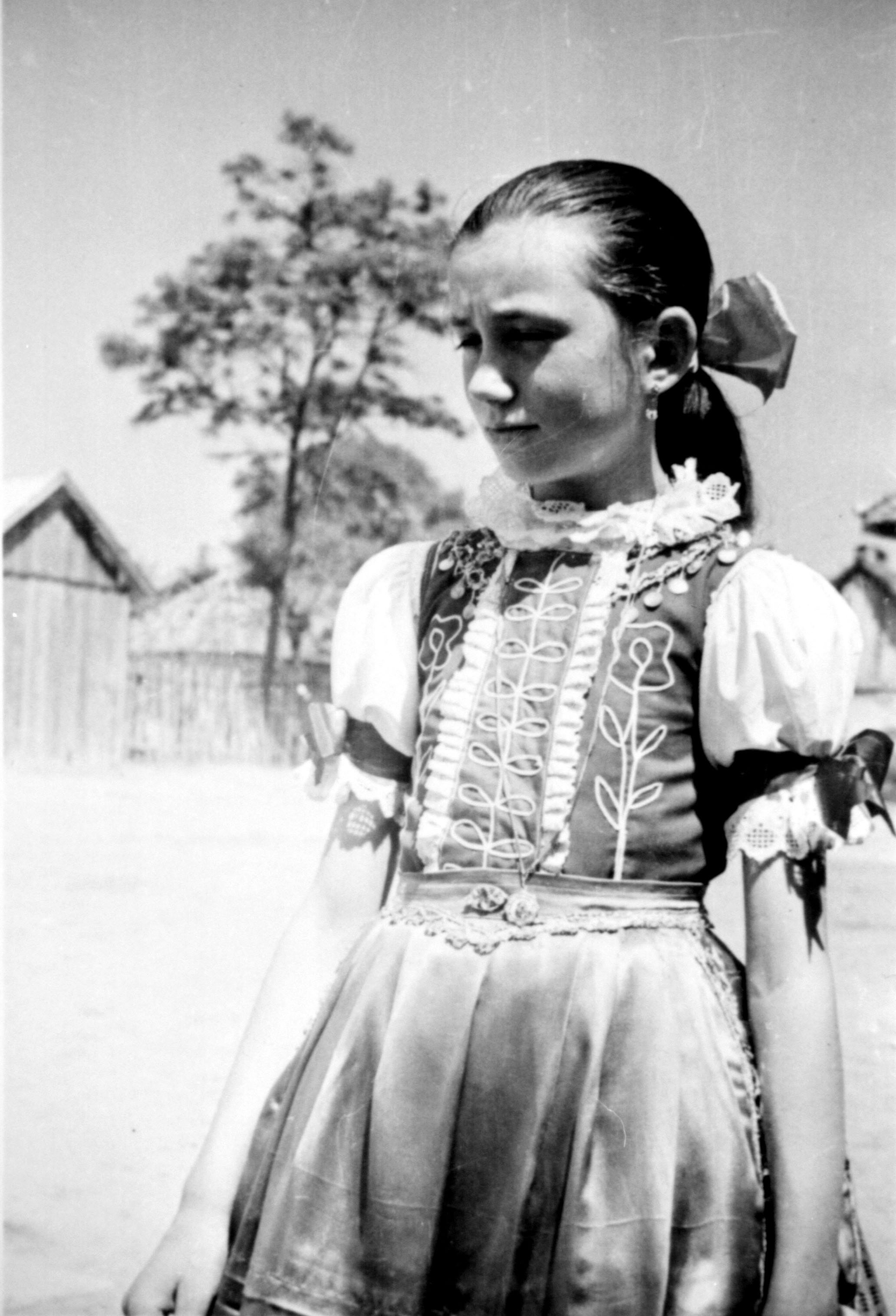 Kislány ünnepi viseletben (MTA BTK Néprajztudományi Intézet CC BY-NC-SA)