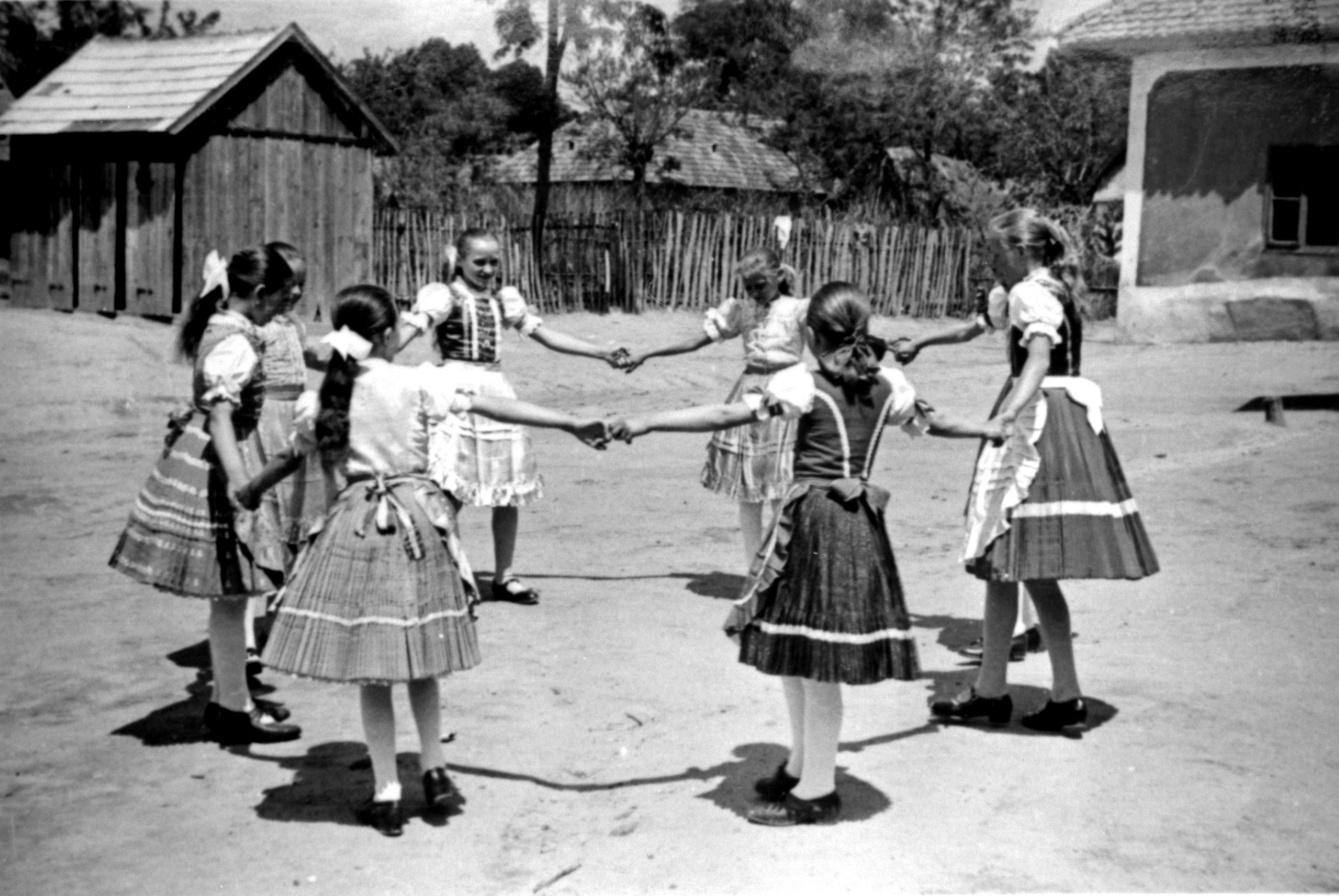 Kislányok vasárnap délutáni játéka (MTA BTK Néprajztudományi Intézet CC BY-NC-SA)