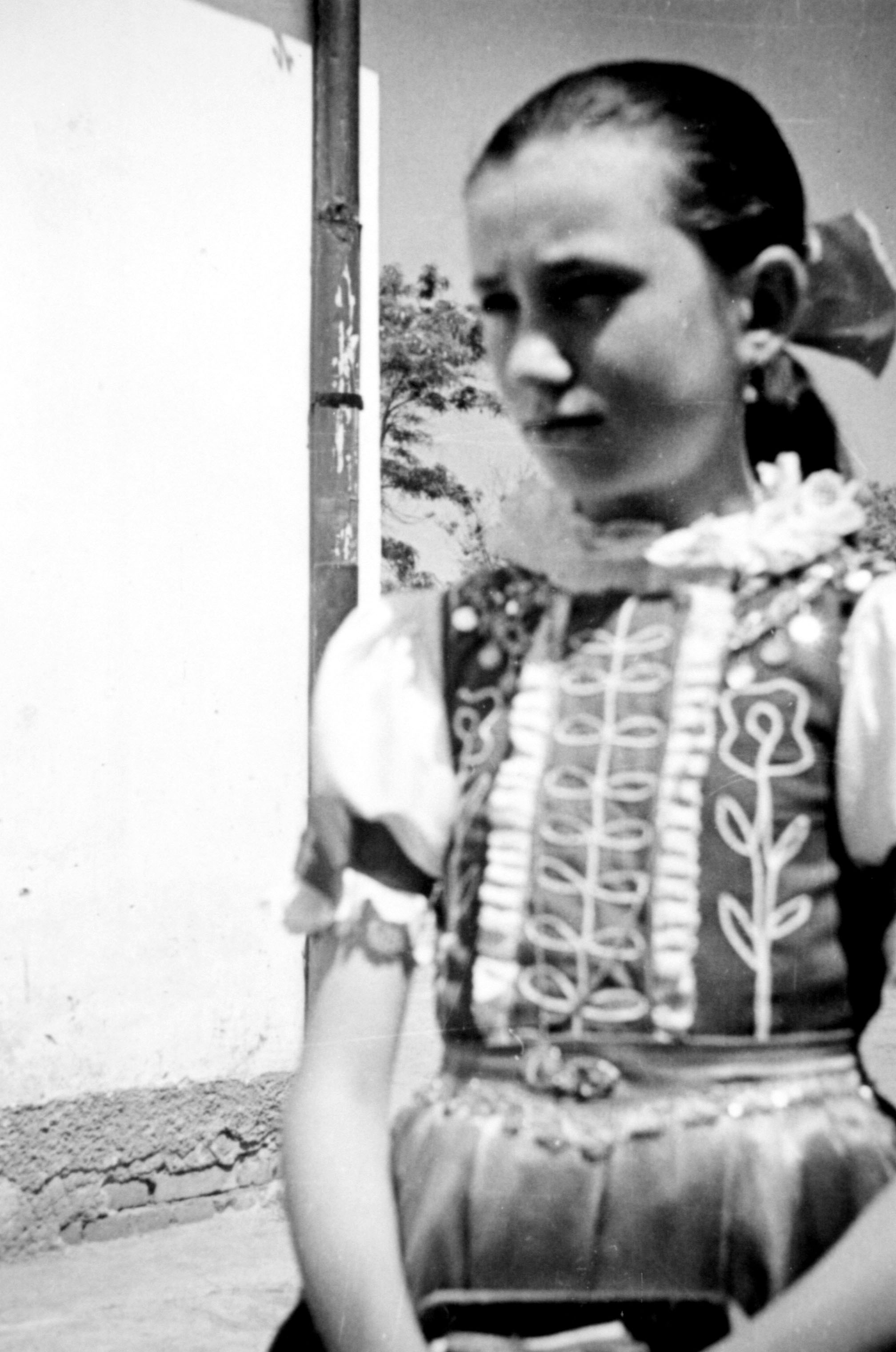 Kislány ünnepi viseletben, Pünkösdkor (MTA BTK Néprajztudományi Intézet CC BY-NC-SA)