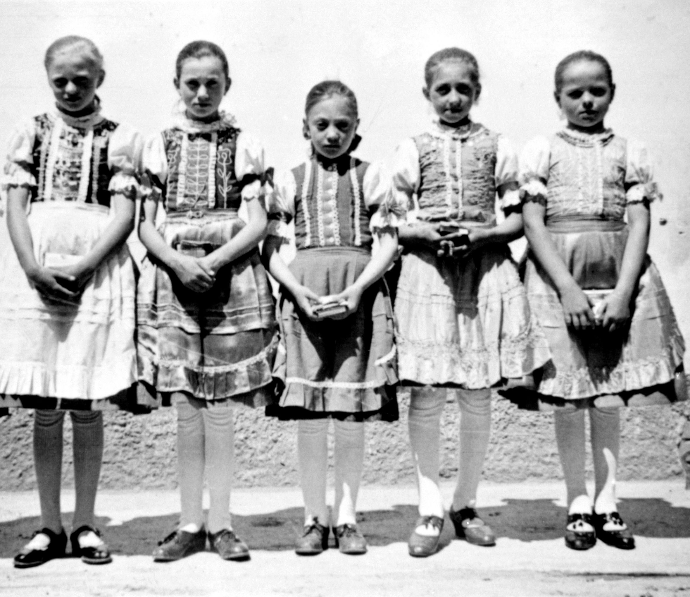 Kislányok ünnepi viseletben, Pünkösdkor (MTA BTK Néprajztudományi Intézet CC BY-NC-SA)