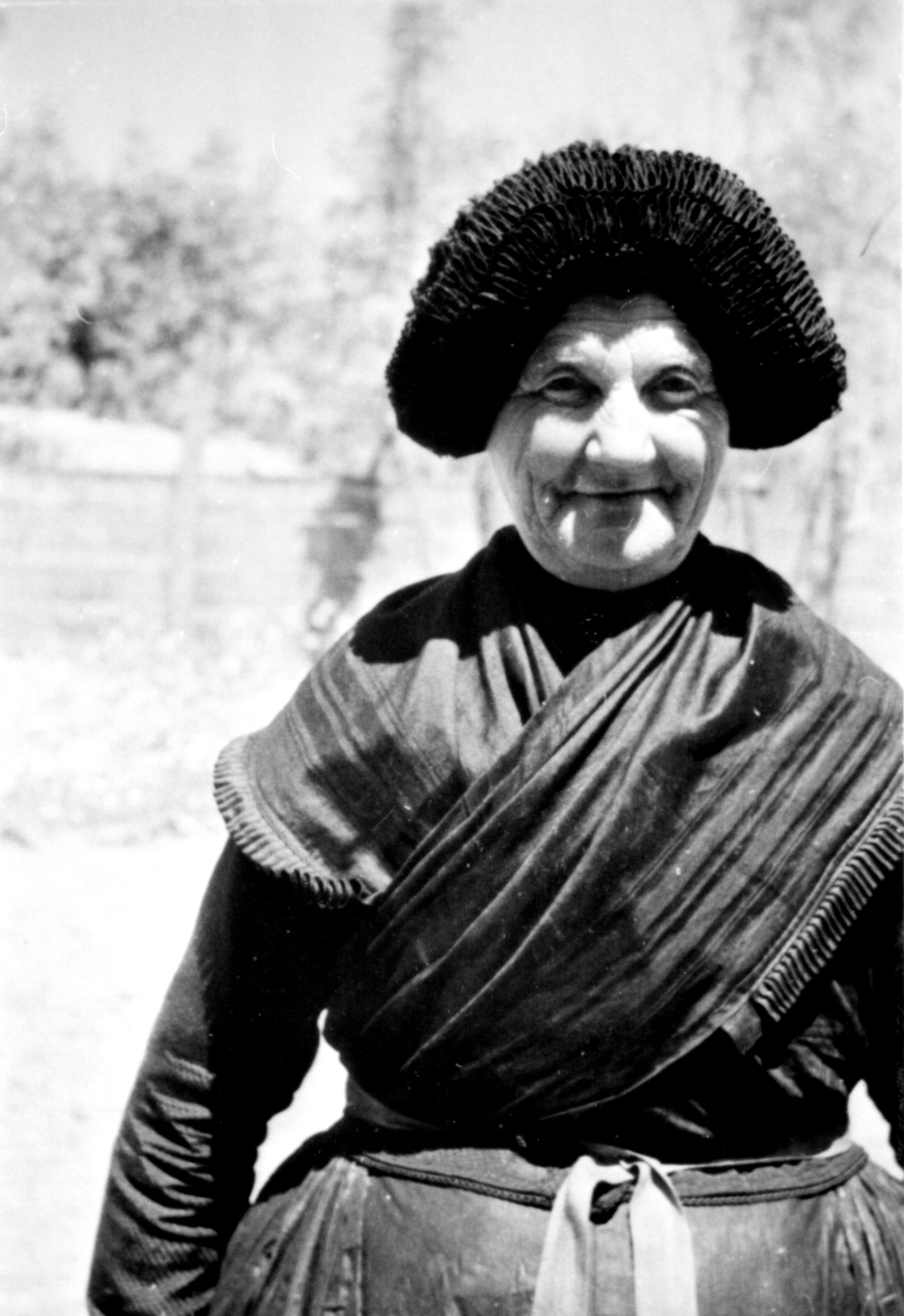 Idős asszony, ünneplő ruhában (MTA BTK Néprajztudományi Intézet CC BY-NC-SA)