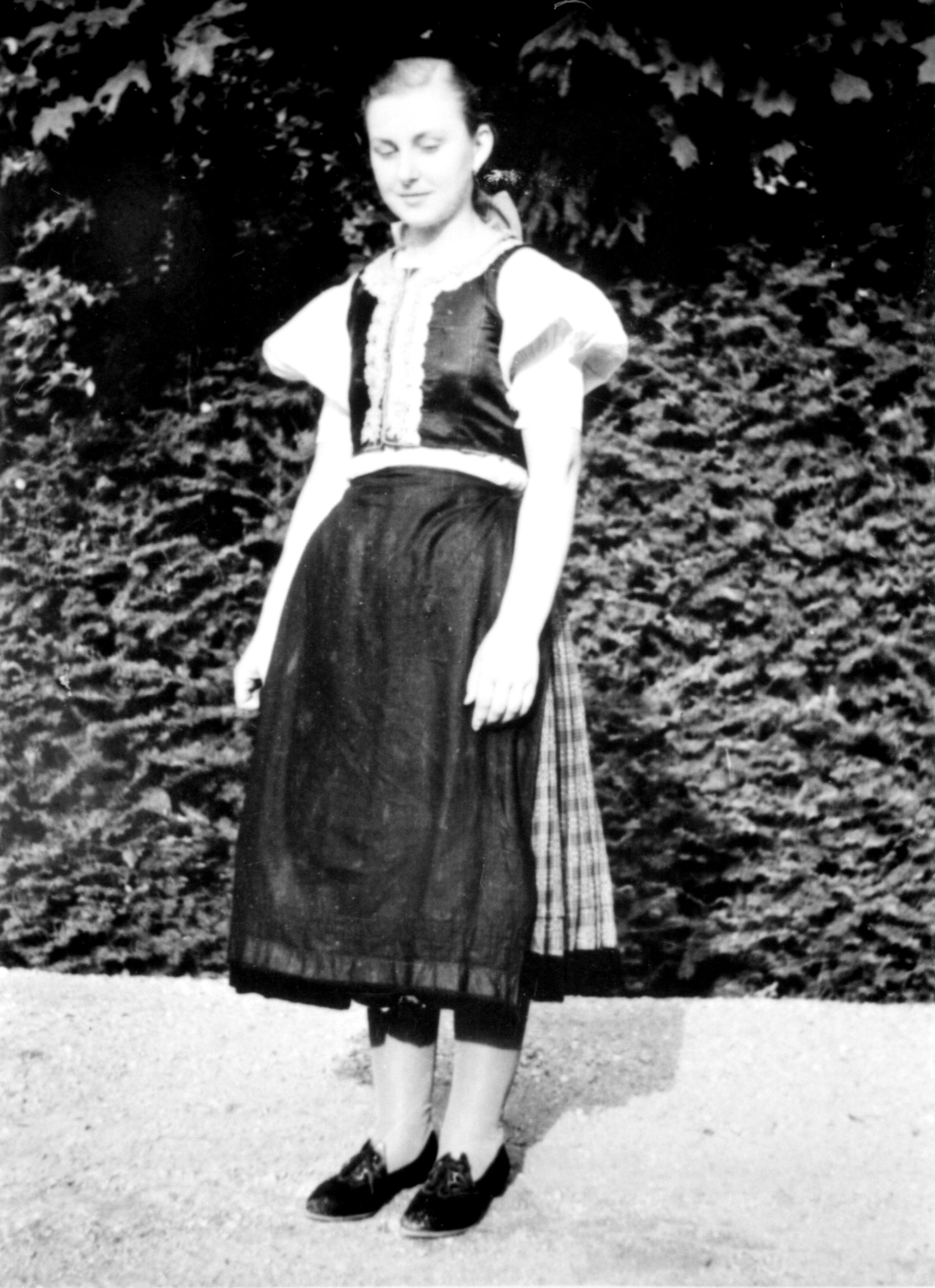 Lány vasárnapi viseletben (MTA BTK Néprajztudományi Intézet CC BY-NC-SA)