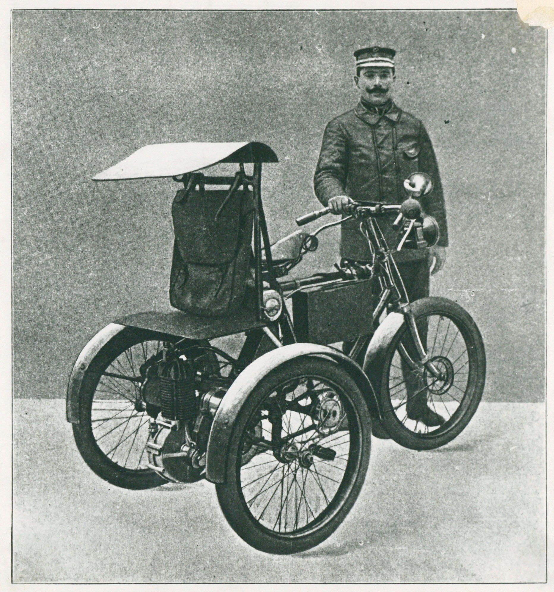 Peugeot gyártmányú levélgyűjtő motoros tricikli (Postamúzeum CC BY-NC-SA)
