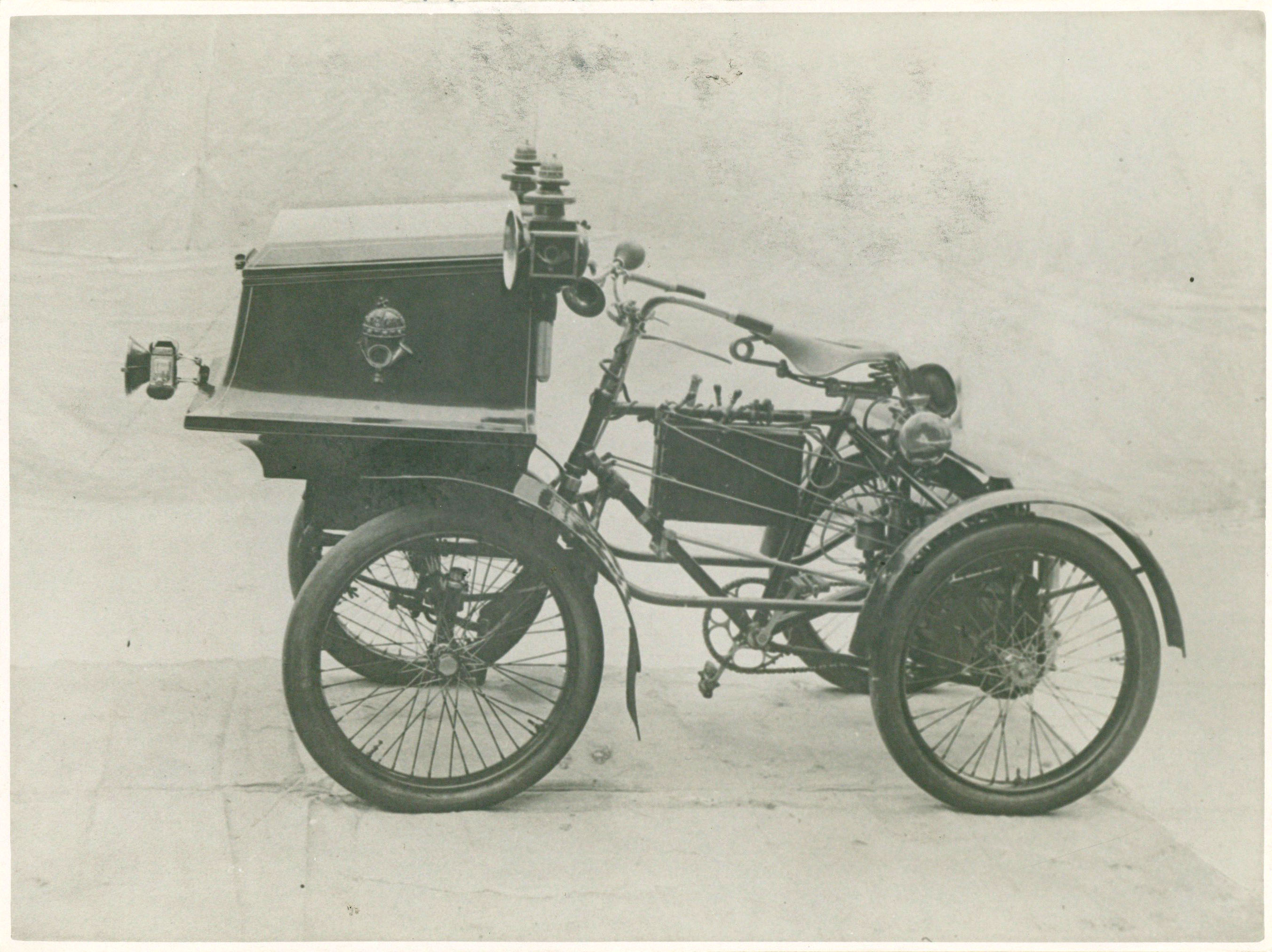 Peugeot gyártmányú motoros quadricikli (Postamúzeum CC BY-NC-SA)