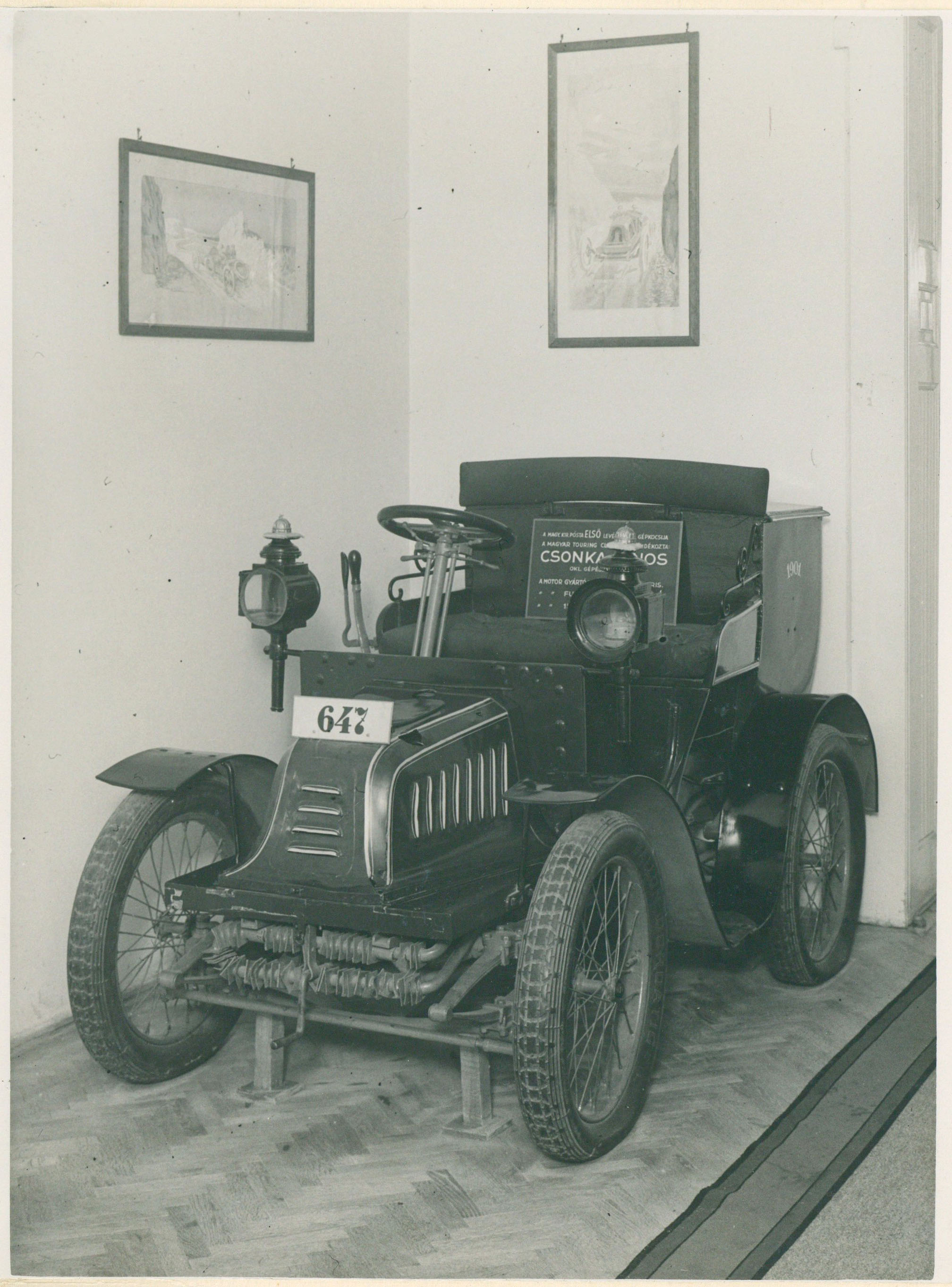 Peugeot gyártmányú postai gépkocsi kiállításban (Postamúzeum CC BY-NC-SA)