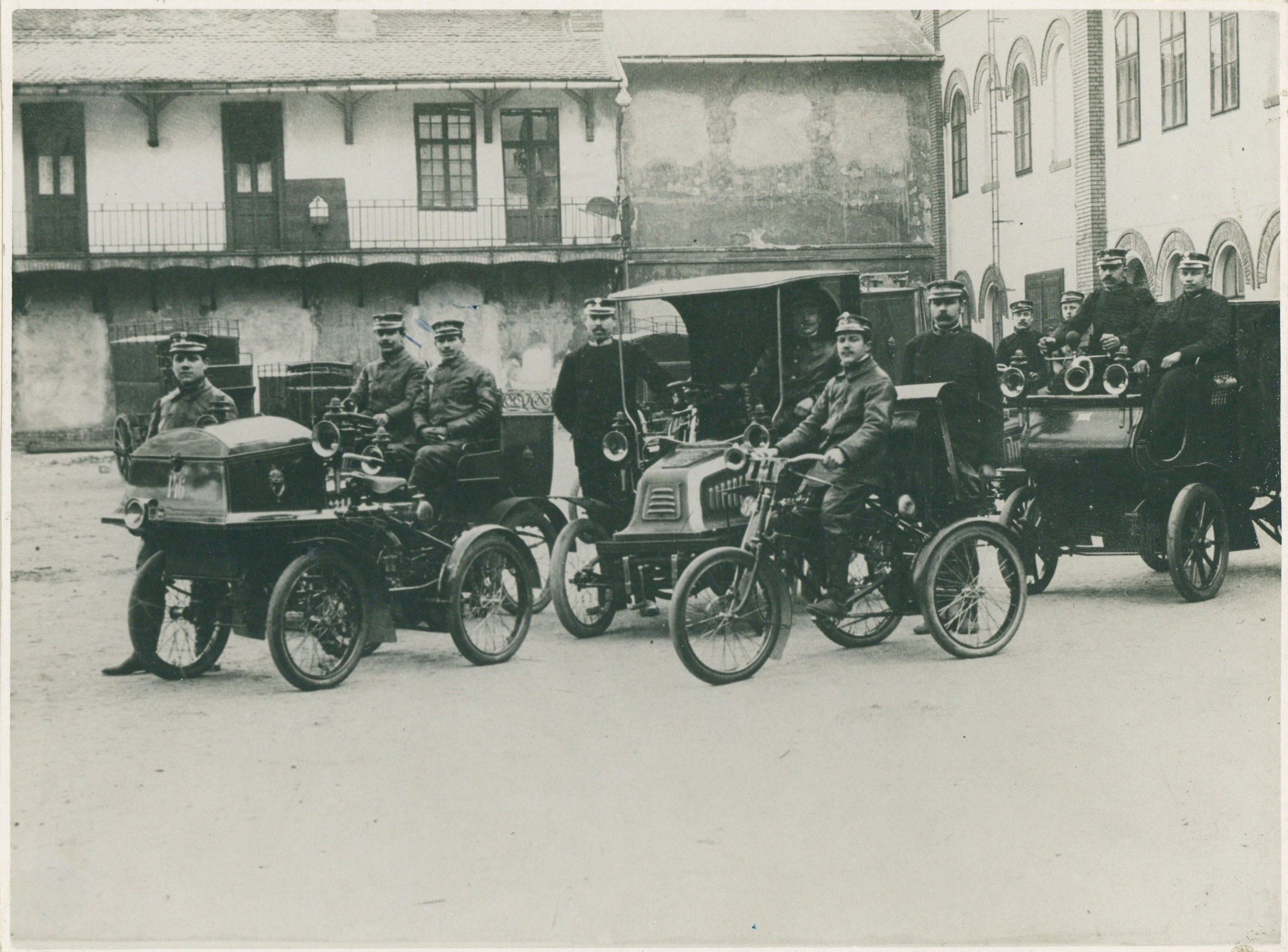 Az 1900 és 1902 között beszerzett postai gépjárművek csoportja (Postamúzeum CC BY-NC-SA)