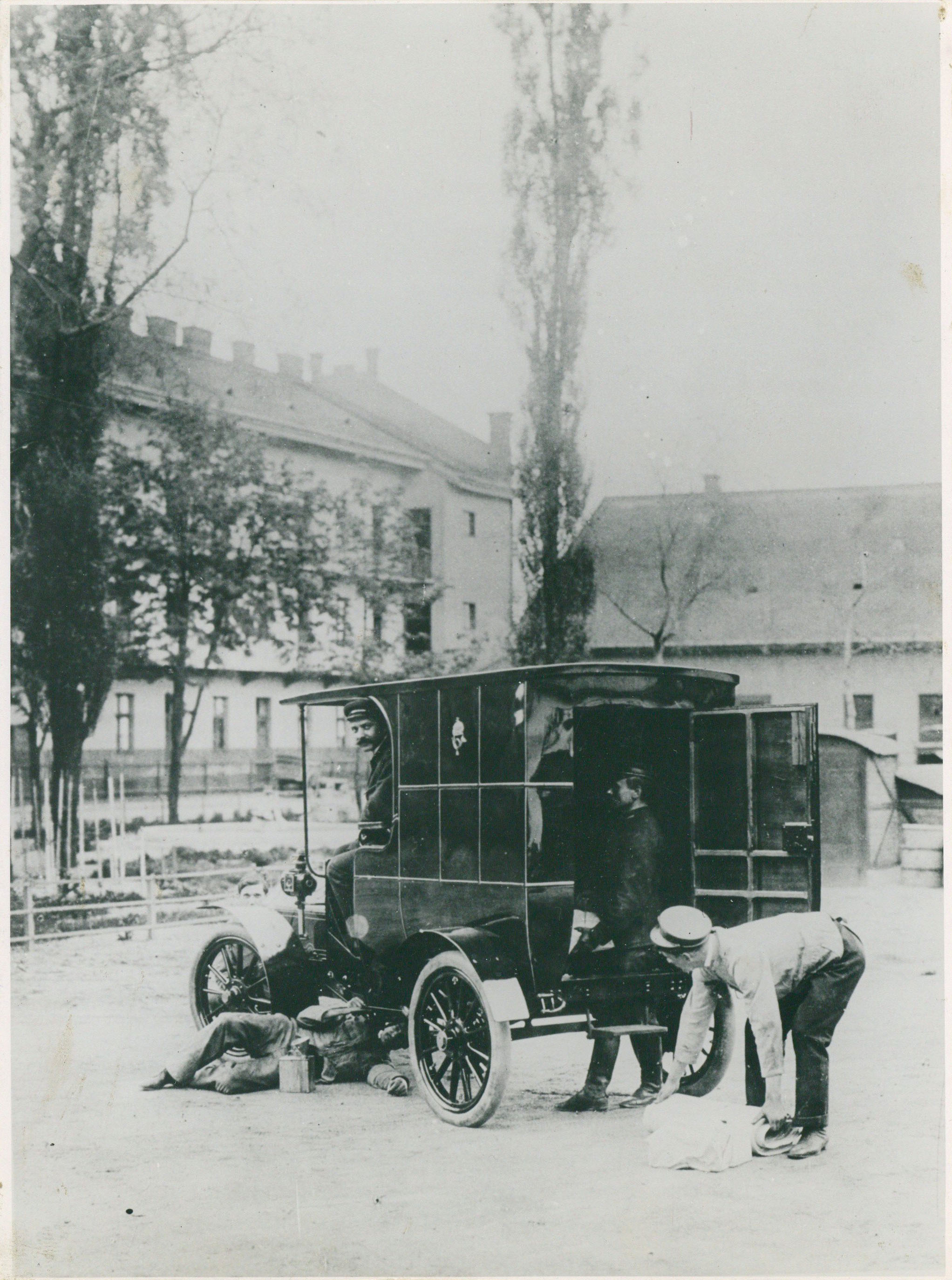 Csonka féle 2,5 m3-es postai gépkocsi a Kőbányai úti járműtelep udvarán (Postamúzeum CC BY-NC-SA)