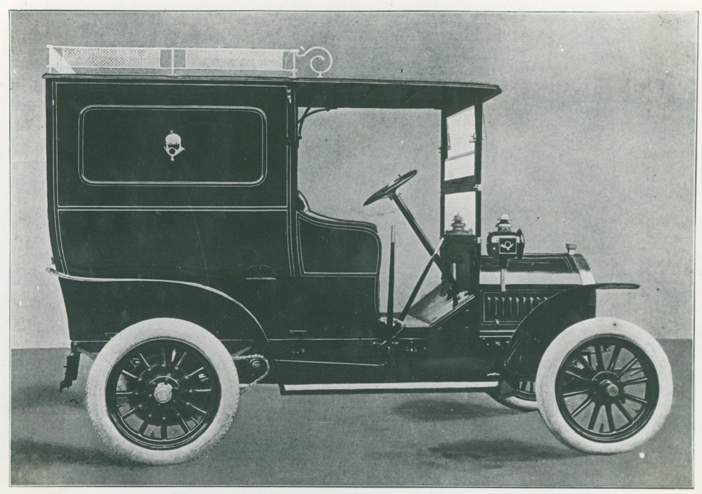 Az első magyar sorozatgyártású gépkocsi, a Csonka 1908 típusú, 16 LE-s, 2m3-es postai gépkocsi. (Postamúzeum CC BY-NC-SA)
