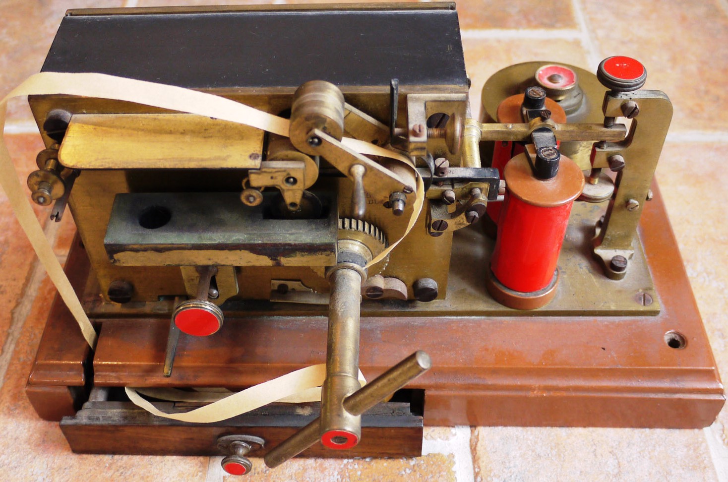 Morse rendszerű kékíró távíró, (Kiss-féle) (Postamúzeum CC BY-NC-SA)