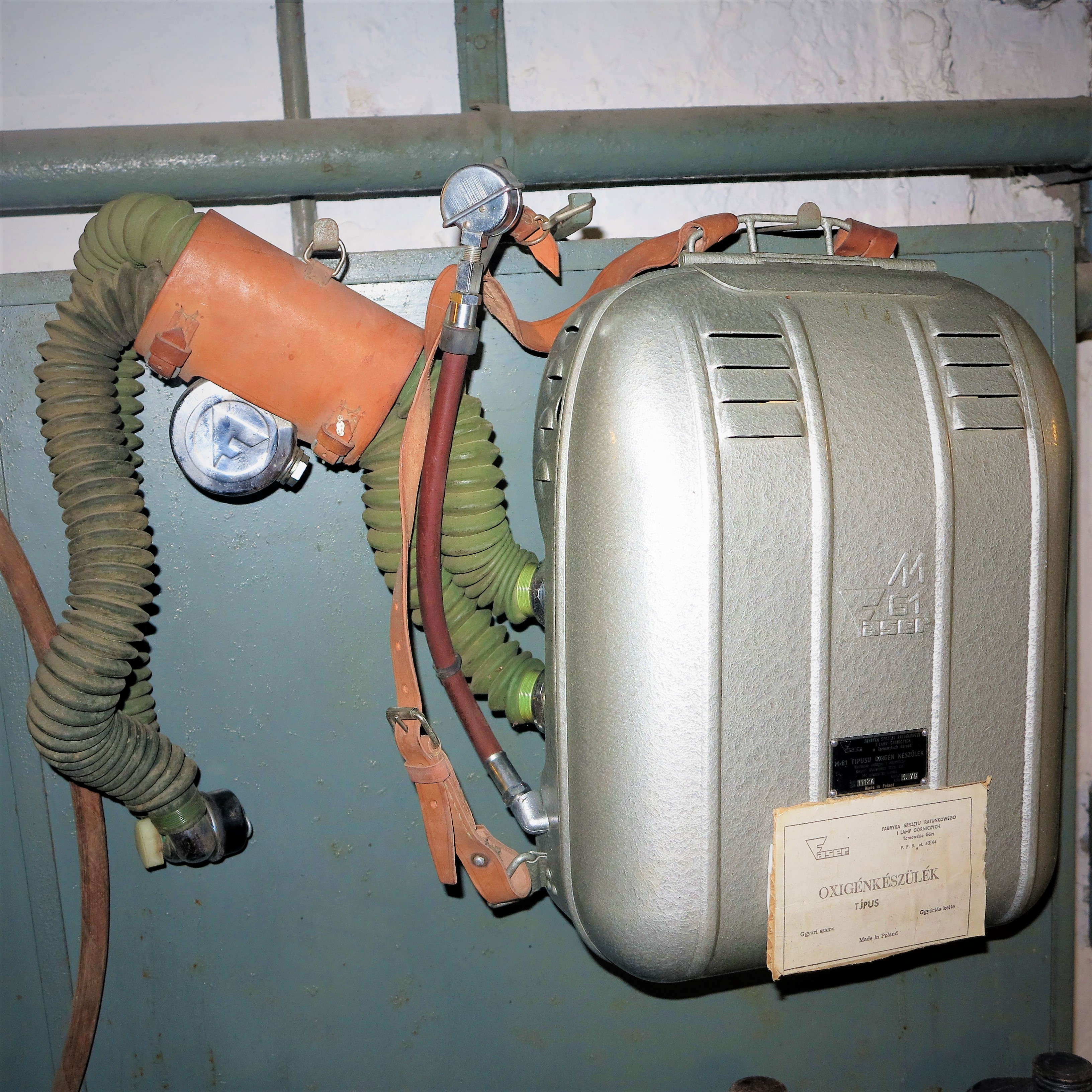 M-61 oxigén készülék (Sziklakórház Atombunker Múzeum CC BY-NC-SA)