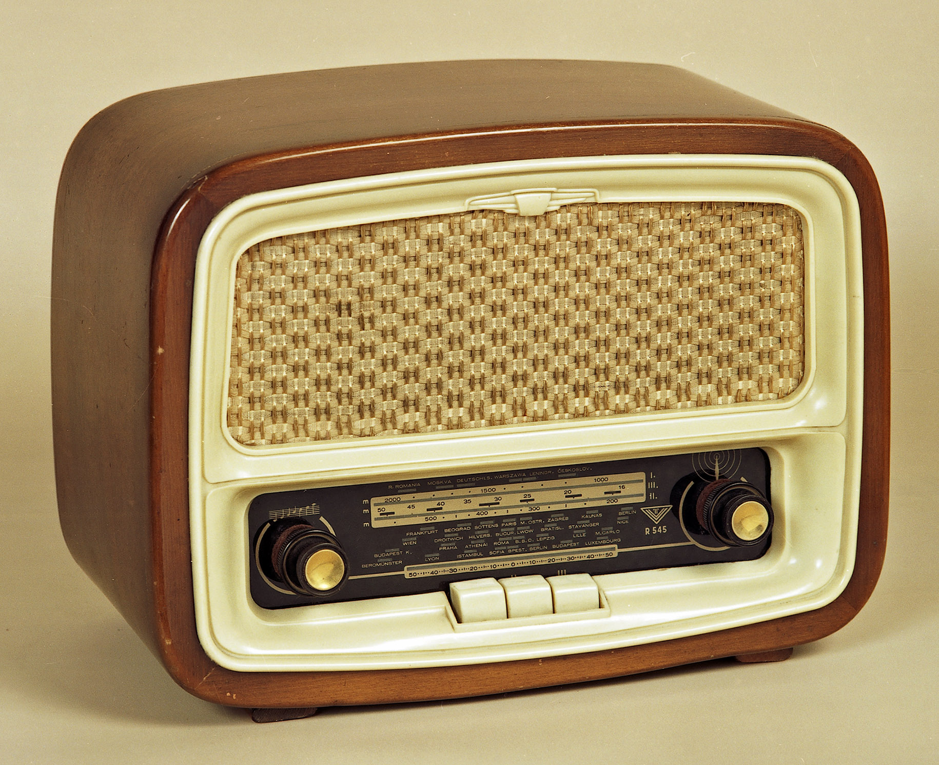 Vadásztölténygyár R 545 rádióvevő-készülék (Postamúzeum CC BY-NC-SA)