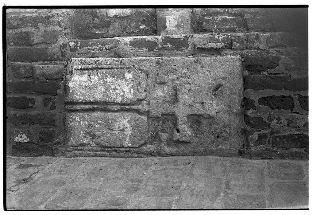 Faragott kő templom falában (MTA BTK Néprajztudományi Intézet CC BY-NC-SA)