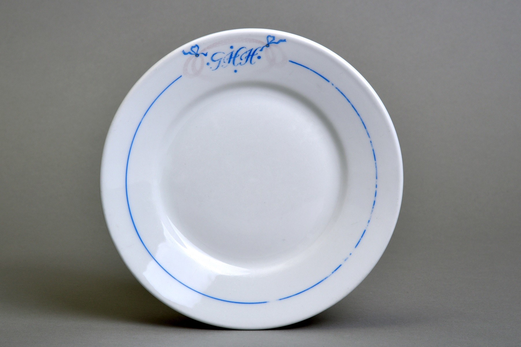 Porcelán desszertes tányér GHH jelzéssel, Hüttl Tivadar Porcelángyára (Óbudai Múzeum CC BY-NC-SA)
