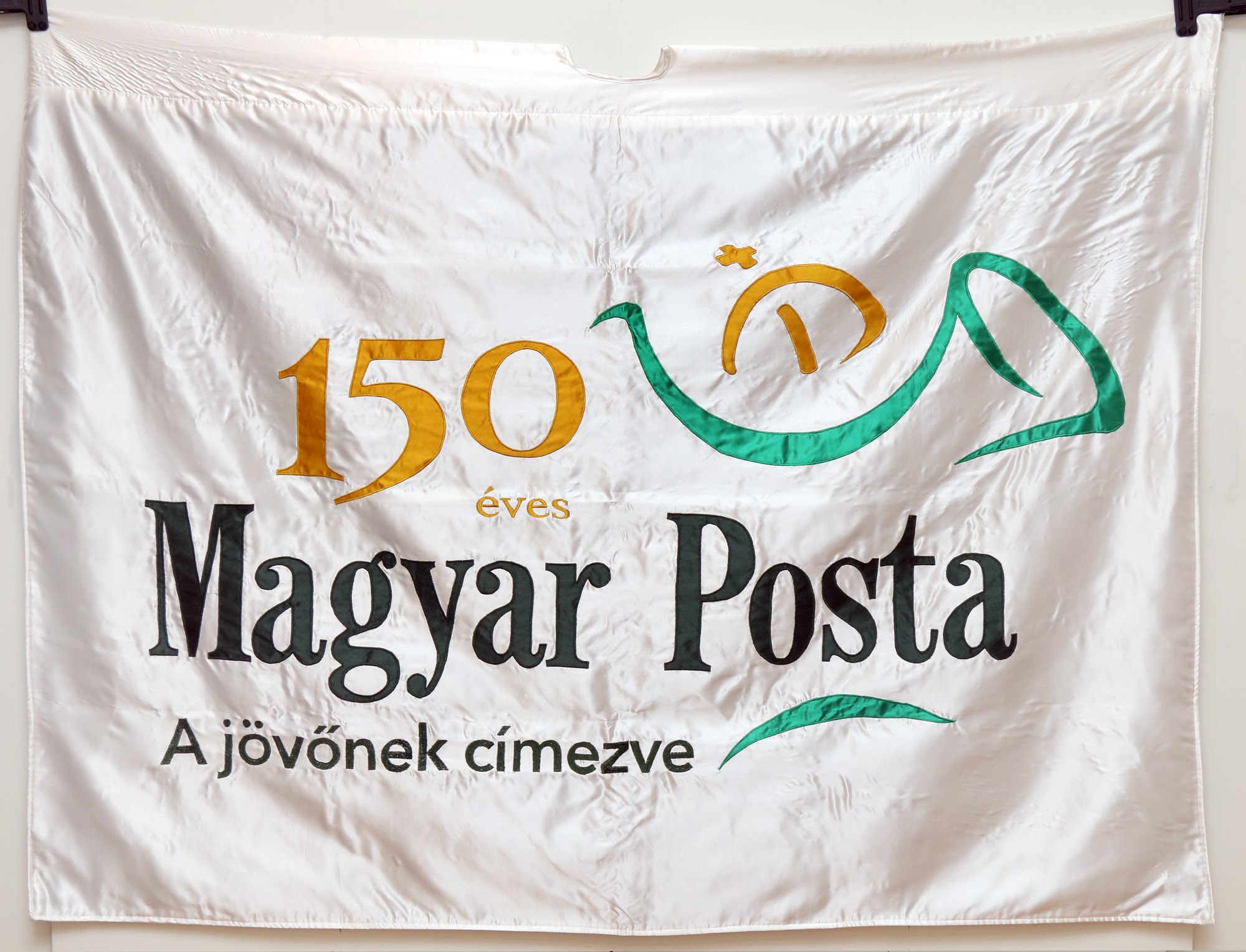 Zászló az önállóvá vált magyar posta 150. évfordulójára (Postamúzeum CC BY-NC-SA)