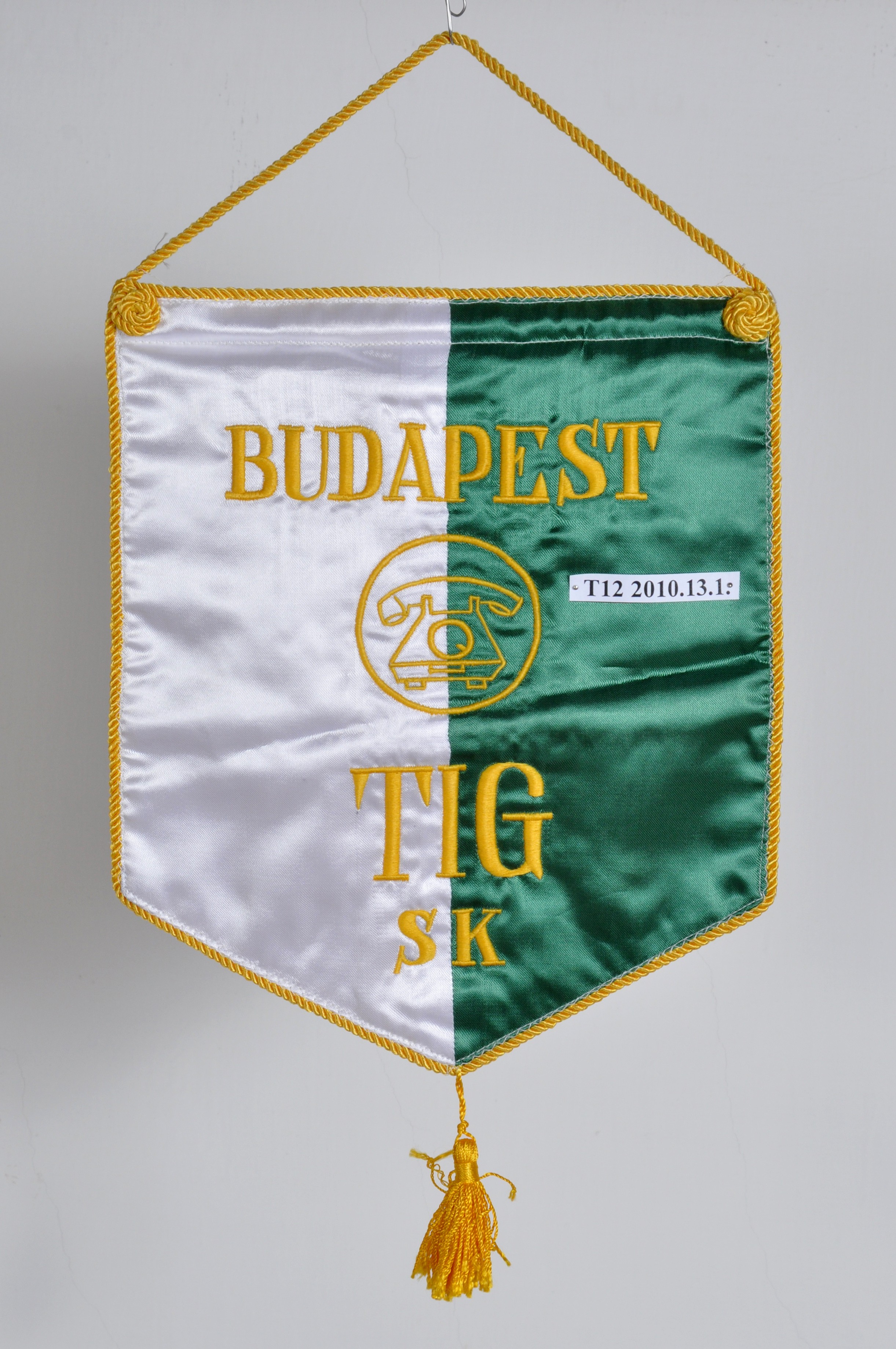 Asztali zászló BUDAPEST TIG SK (Távközlési Igazgatóság Sport Köre) hímzett felirattal (Postamúzeum CC BY-NC-SA)