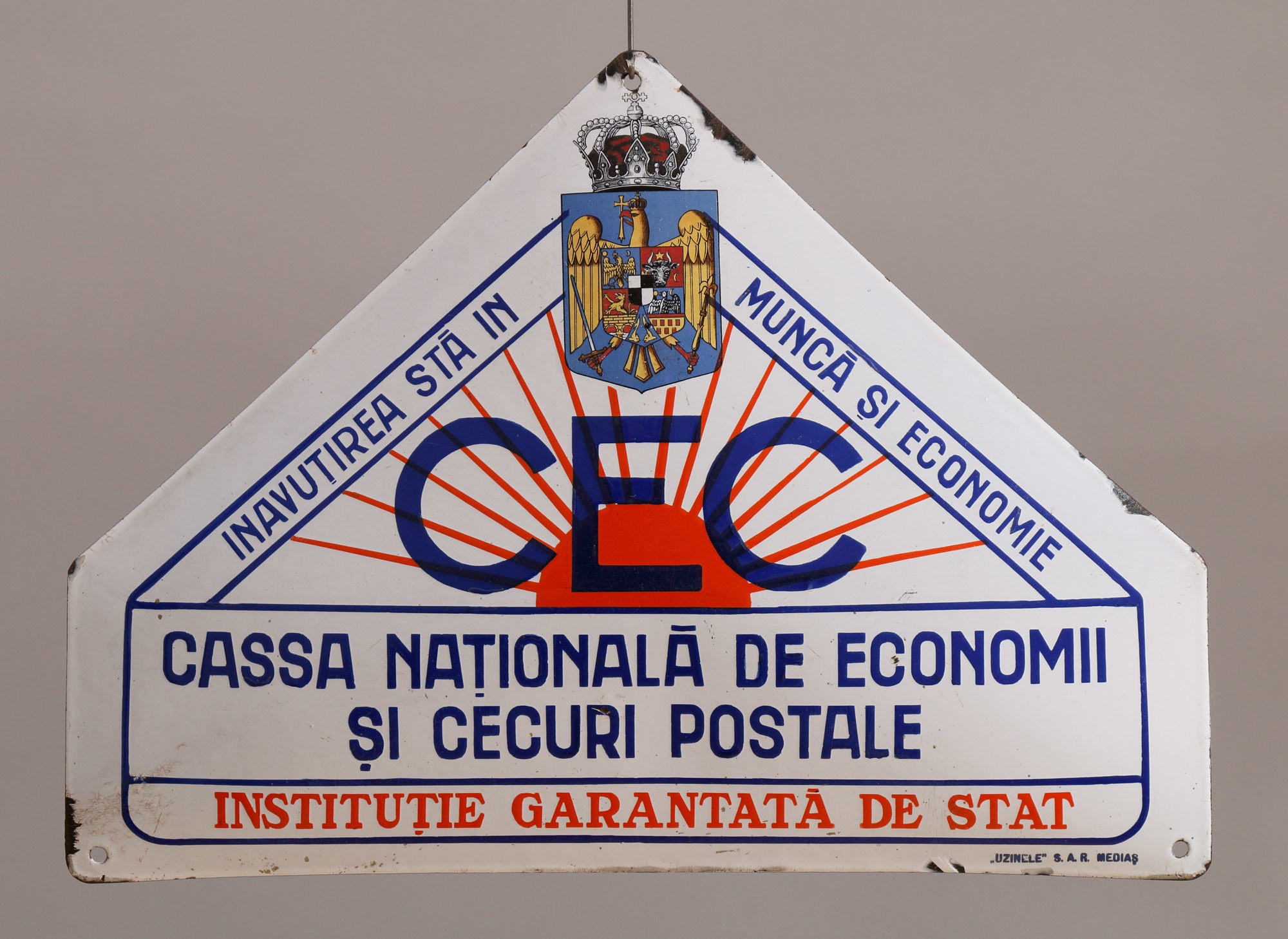Címertábla „INAVUTIREA IN MUNCÁ ŞI ECONOMIE” "CASSA NATIONALÁ DE ECONOMII ŞI DEDURI POSTALE” „INSTITUTIE GARANTATA DE STAT” (Postamúzeum CC BY-NC-SA)