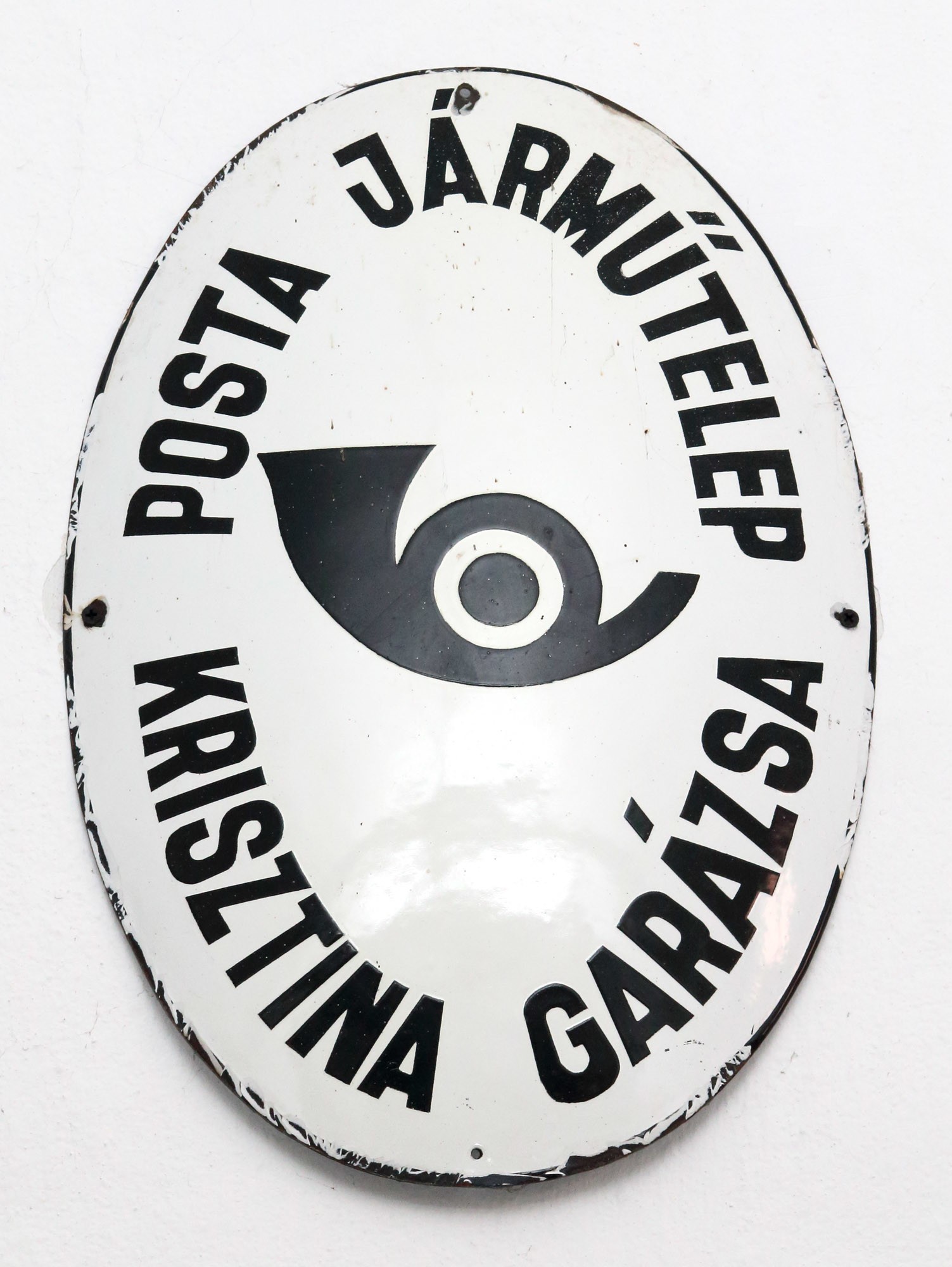 Címertábla „POSTA JÁRMŰTELEP KRISZTINA GARÁZSA” (Postamúzeum CC BY-NC-SA)