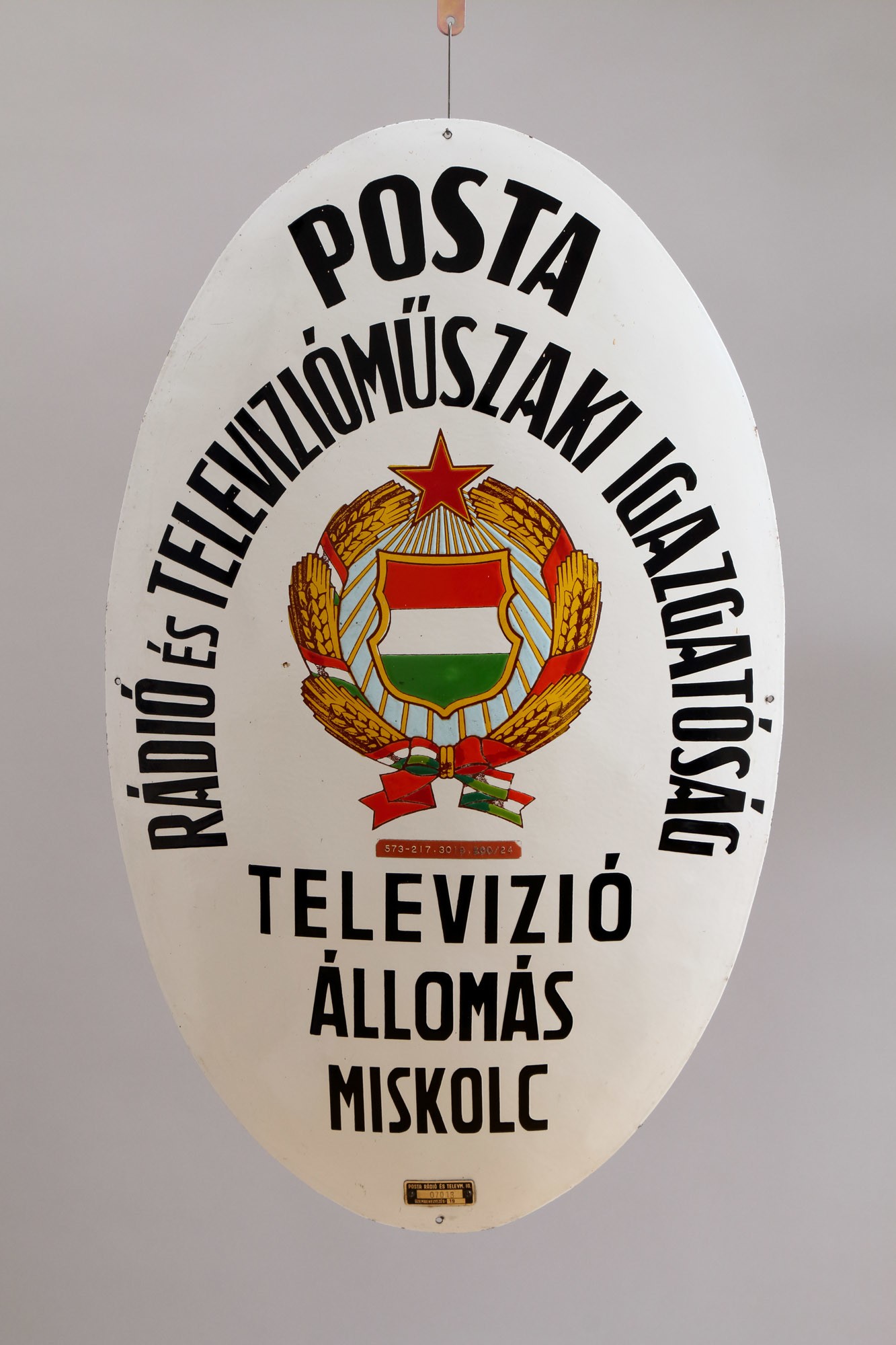 Címertábla „POSTA RÁDIÓ ÉS TELEVÍZIÓMŰSZAKI IGAZGATÓSÁG TELEVÍZIÓ ÁLLOMÁS MISKOLC” (Postamúzeum CC BY-NC-SA)
