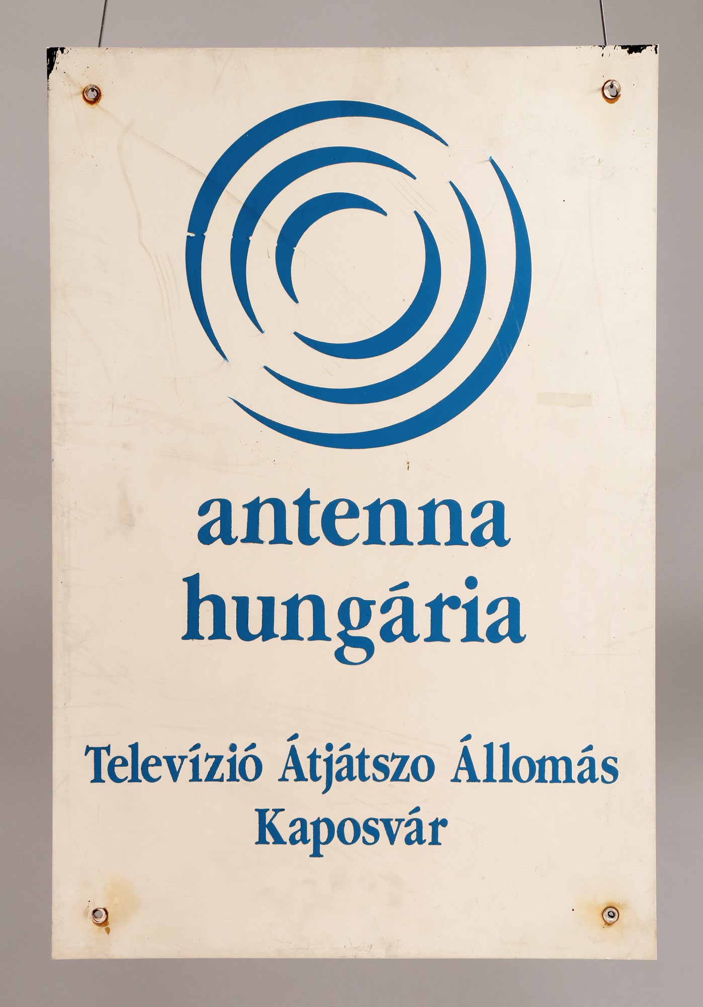 Címtábla (műanyag) "ANTENNA HUNGÁRIA TELEVÍZIÓ ÁTJÁTSZÓ ÁLLOMÁS KAPOSVÁR" (Postamúzeum CC BY-NC-SA)