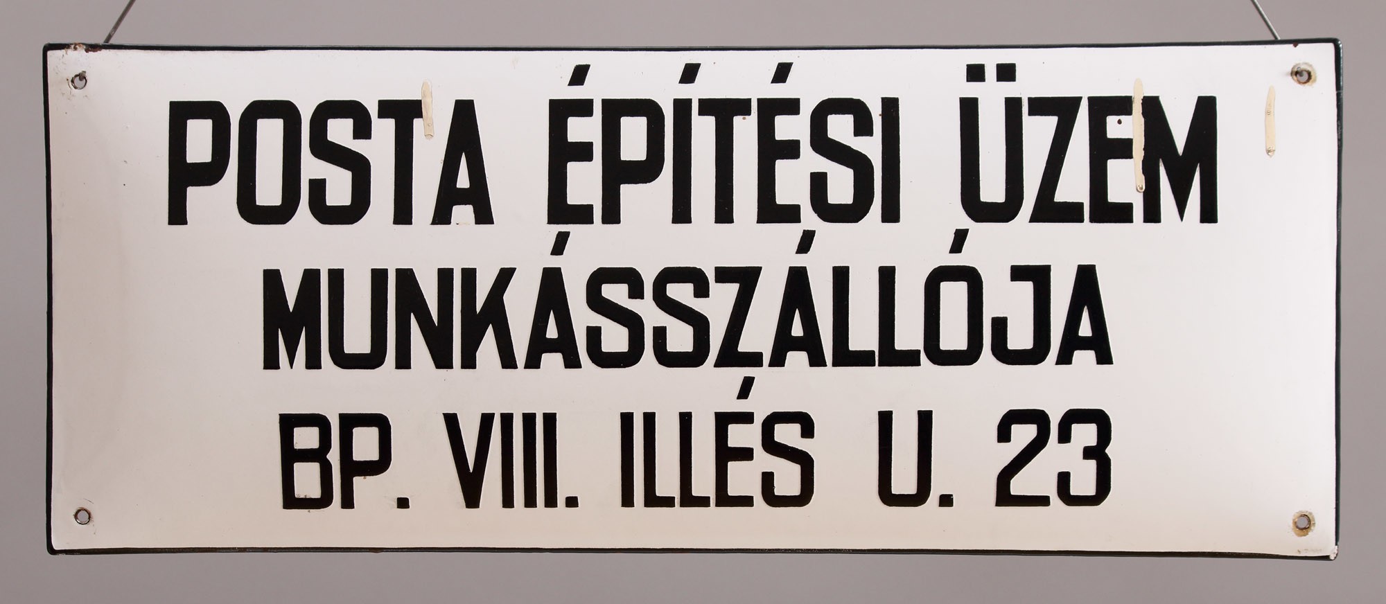 Címtábla „POSTA ÉPÍTÉSI ÜZEM MUNKÁSSZÁLLÓJA BP. VIII. ILLÉS U.23.” (Postamúzeum CC BY-NC-SA)
