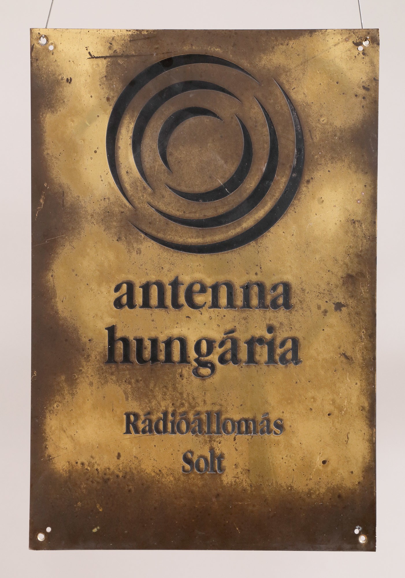 Címtábla (réz) "ANTENNA HUNGÁRIA RÁDIÓÁLLOMÁS SOLT" (Postamúzeum CC BY-NC-SA)
