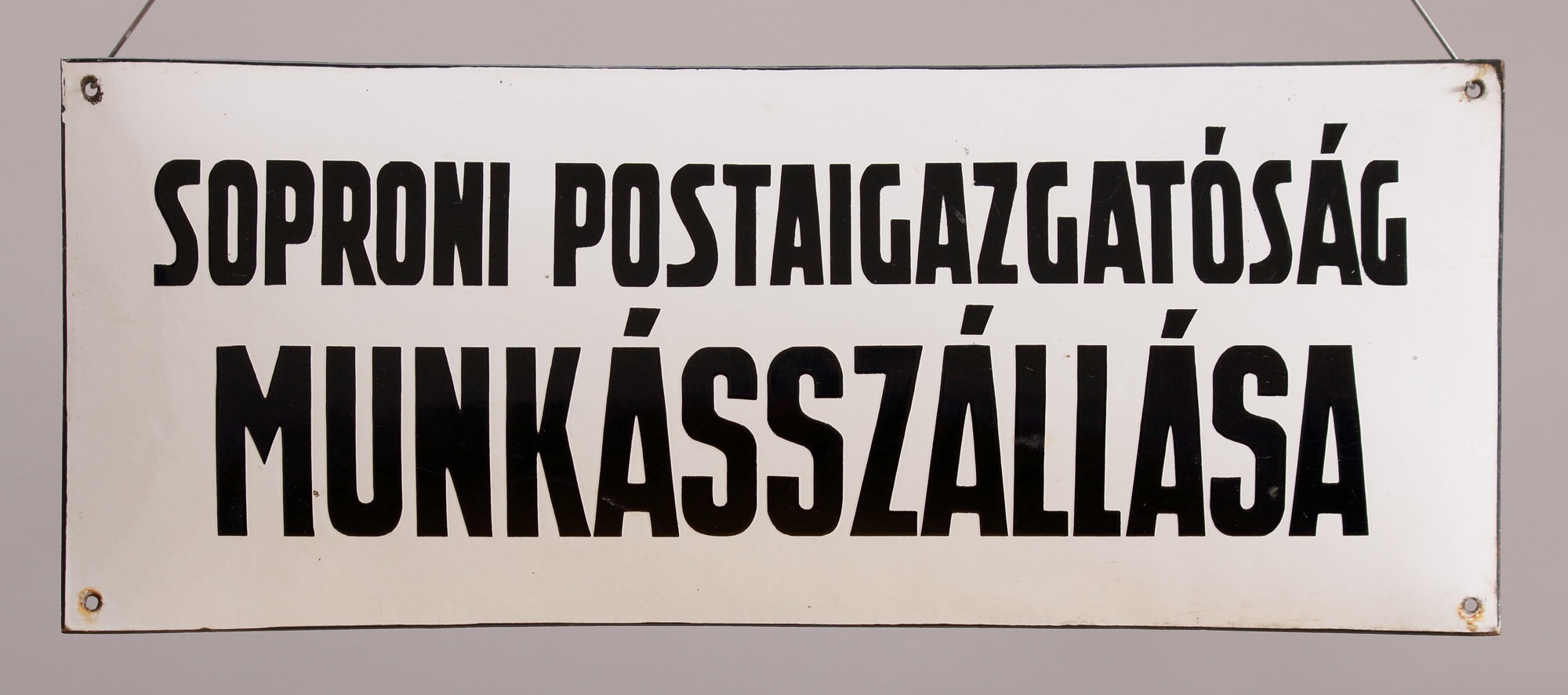 Címtábla „SOPRONI POSTAIGAZGATÓSÁG MUNKÁSSZÁLLÁSA” (Postamúzeum CC BY-NC-SA)