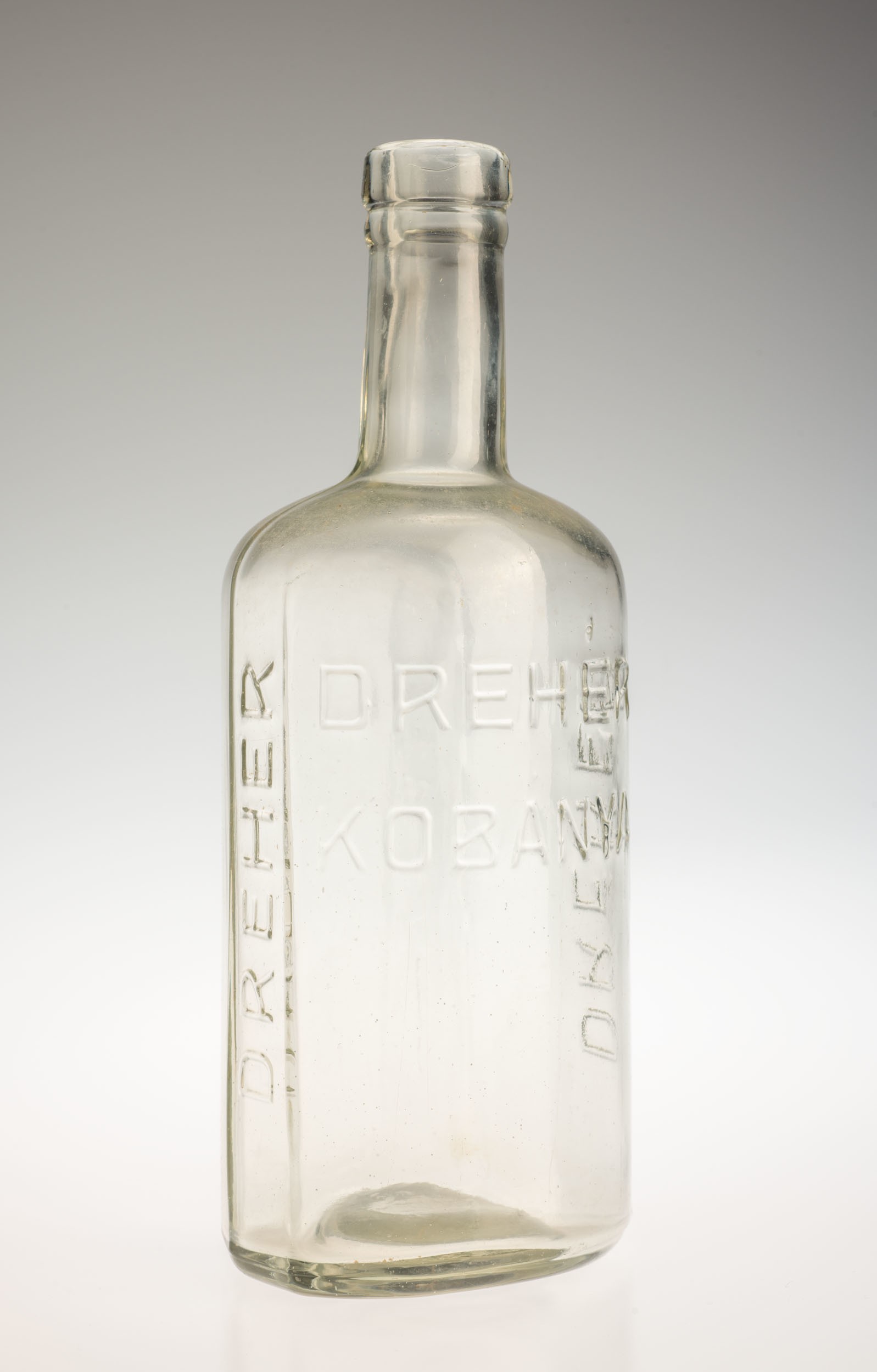 Dreher likőrös lapos üveg /fehér+barn (Söripari Emléktár - Dreher Sörmúzeum CC BY-NC-SA)
