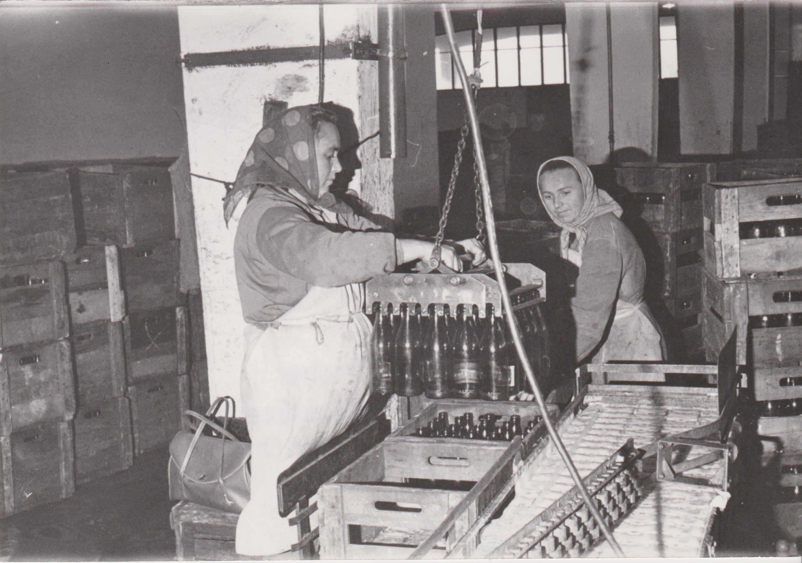 Dreher Sörgyárak palackcsomagolás (Dreher Sörgyárak - Dreher Sörmúzeum CC BY-NC-SA)