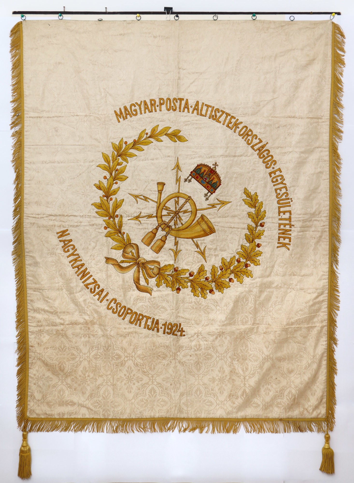 Hímzett egyesületi zászló (Postamúzeum CC BY-NC-SA)