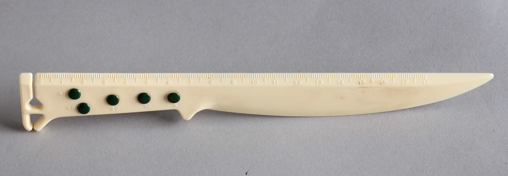 Levélbontó kés és levélmérleg (Postamúzeum CC BY-NC-SA)