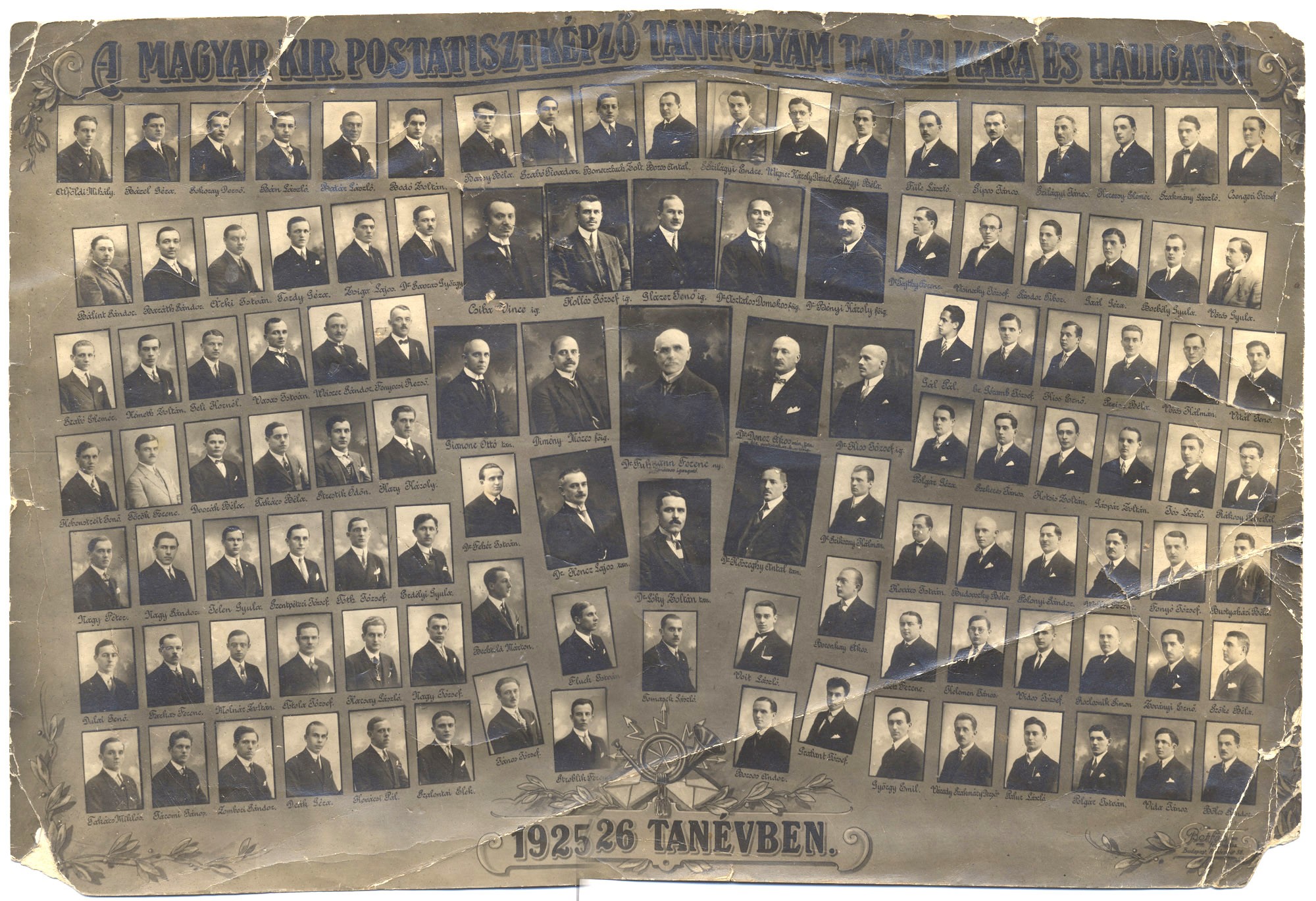 A magyar királyi postatisztképző tanfolyam tanári kara és hallgatói 1925-26 évben (Postamúzeum CC BY-NC-SA)