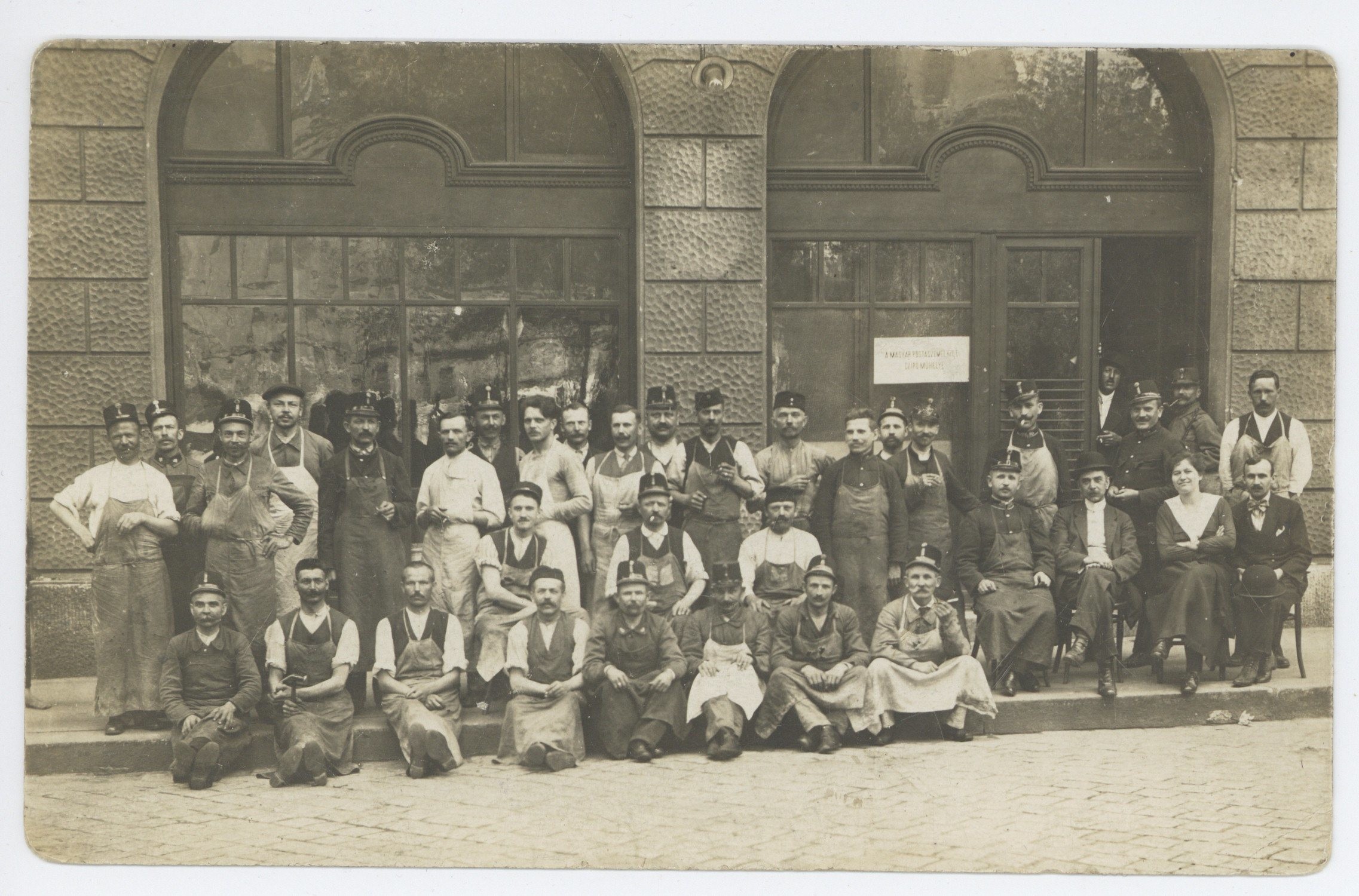 A posta központi cipőműhelyének munkatársai (Postamúzeum CC BY-NC-SA)