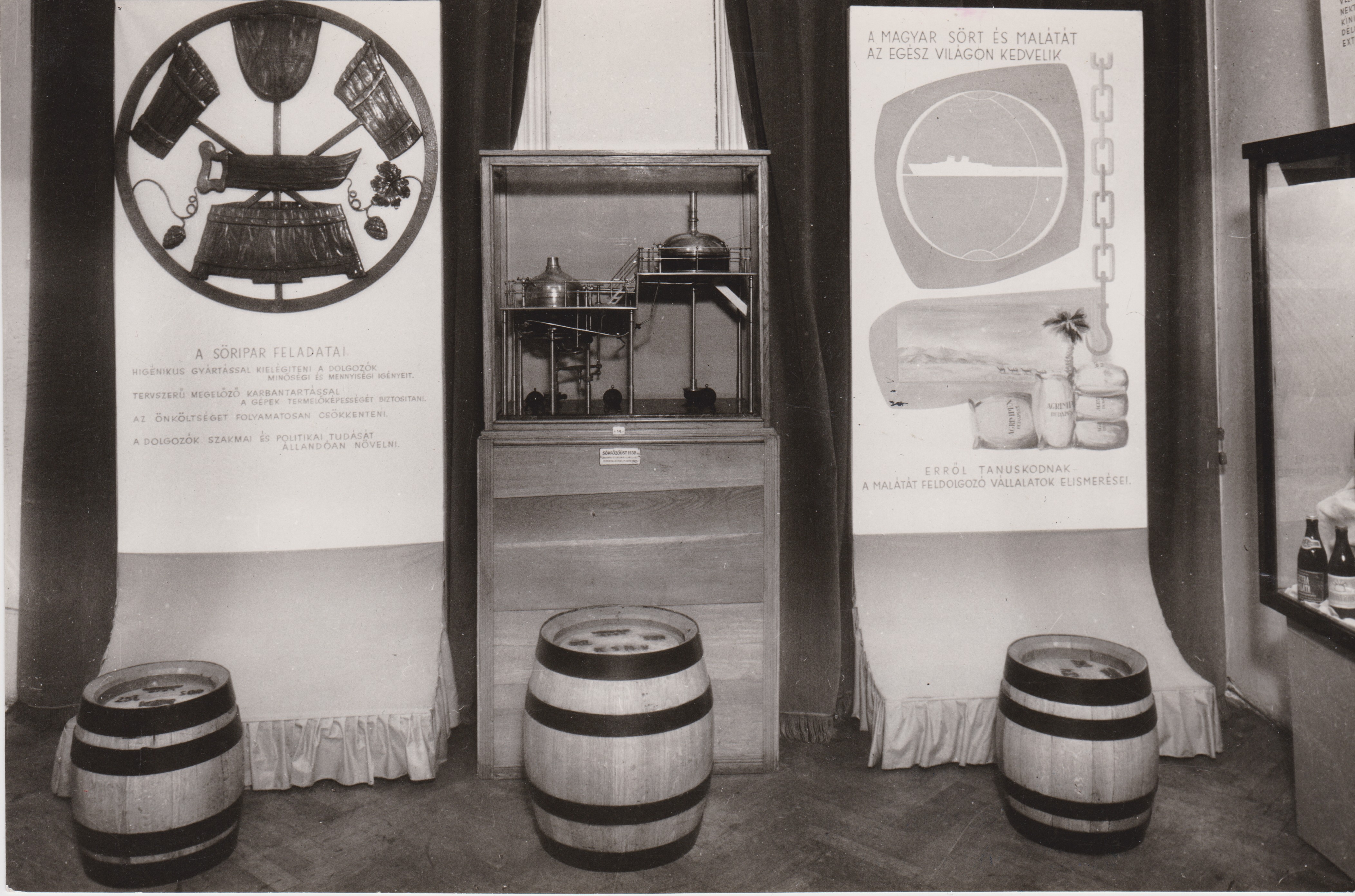 Fénykép - Az élelmiszeripar fejlődése az államosítás óta kiállítás enteriőrje, 1955 (Dreher Sörgyárak - Dreher Sörmúzeum CC BY-NC-SA)