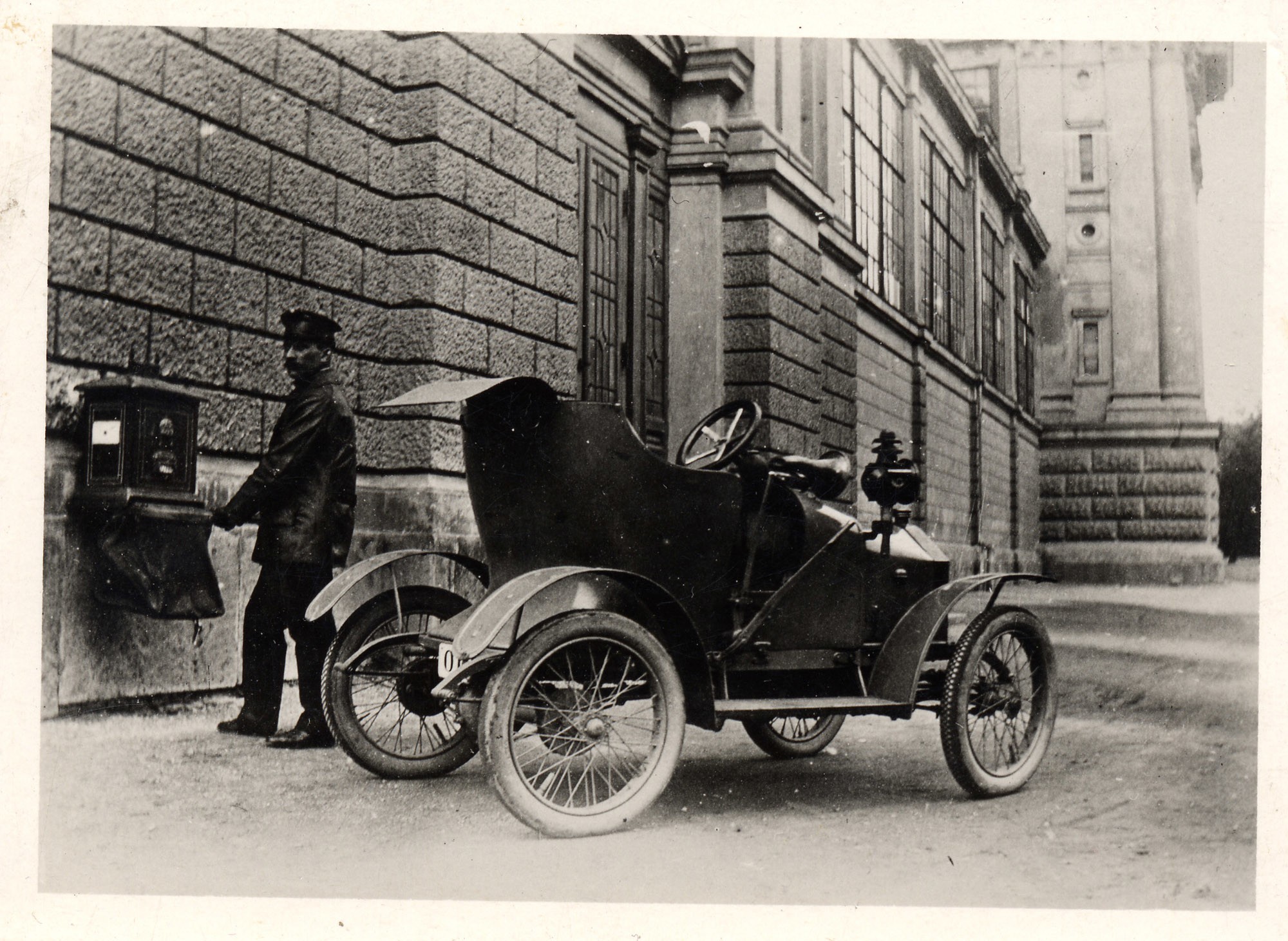 Levélgyűjtés Csonka-féle gépkocsival, 1915 körül (Postamúzeum CC BY-NC-SA)