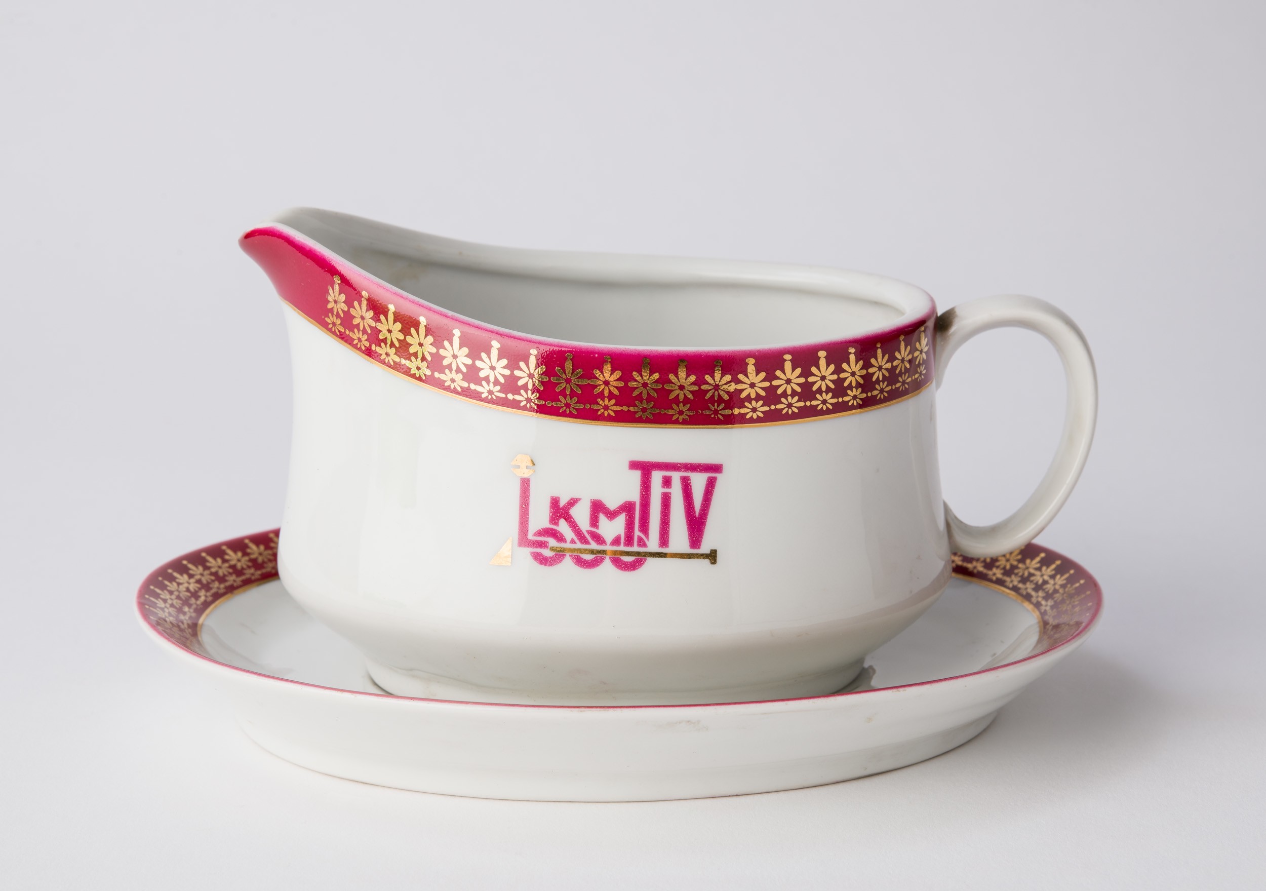 Mártásos csésze és csészealj (Magyar Kereskedelmi és Vendéglátóipari Múzeum CC BY-NC-SA)