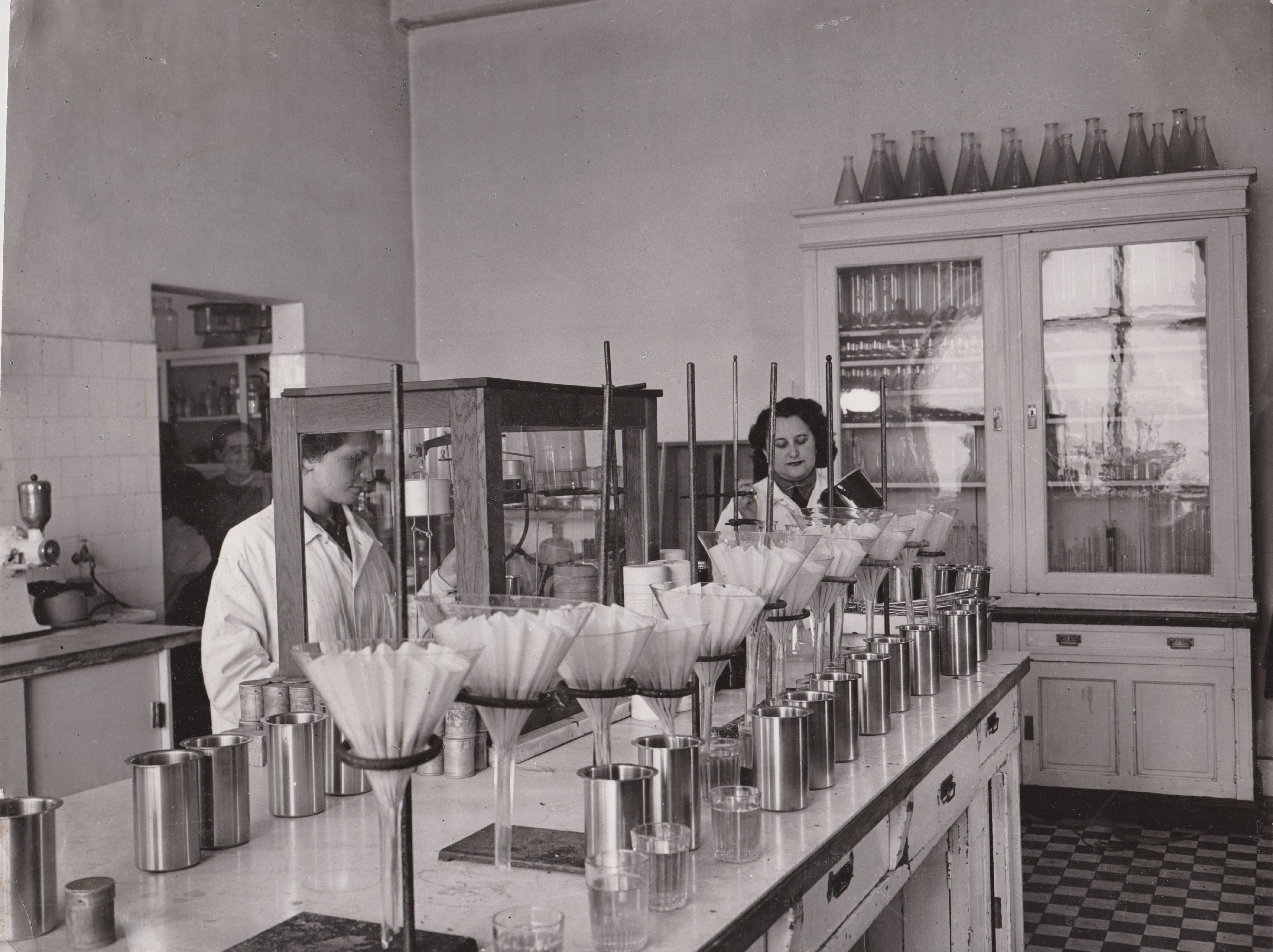Munka a laboratóriumban (Dreher Sörgyárak - Dreher Sörmúzeum CC BY-NC-SA)