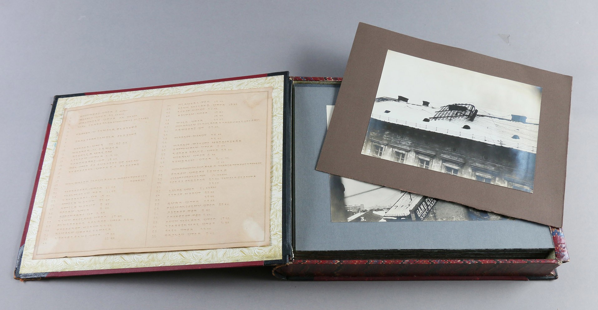 Tetőtartókról készült fényképek könyvszerű mappában (Postamúzeum CC BY-NC-SA)