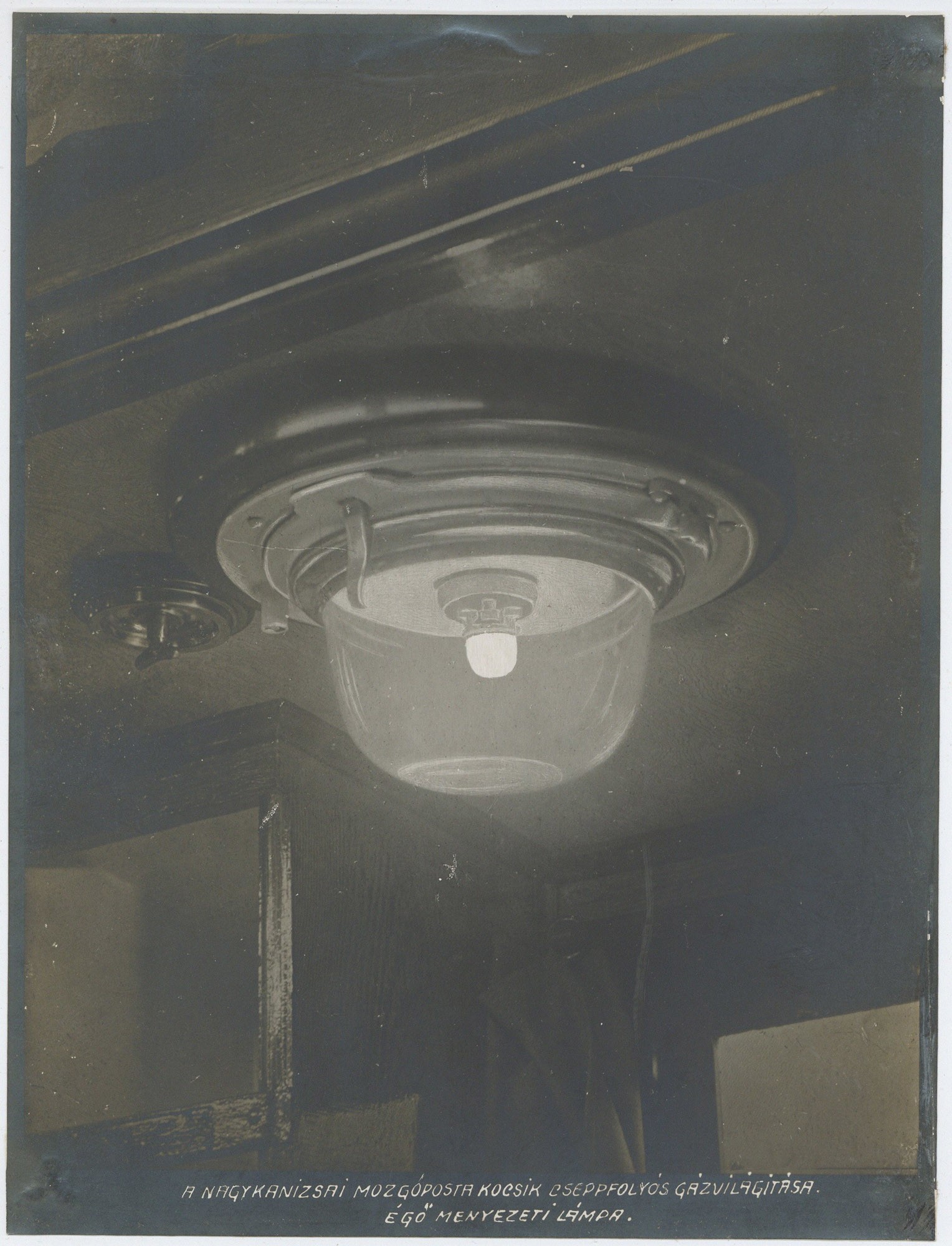 Világító mennyezeti gázlámpa mozgópostakocsiban (Postamúzeum CC BY-NC-SA)