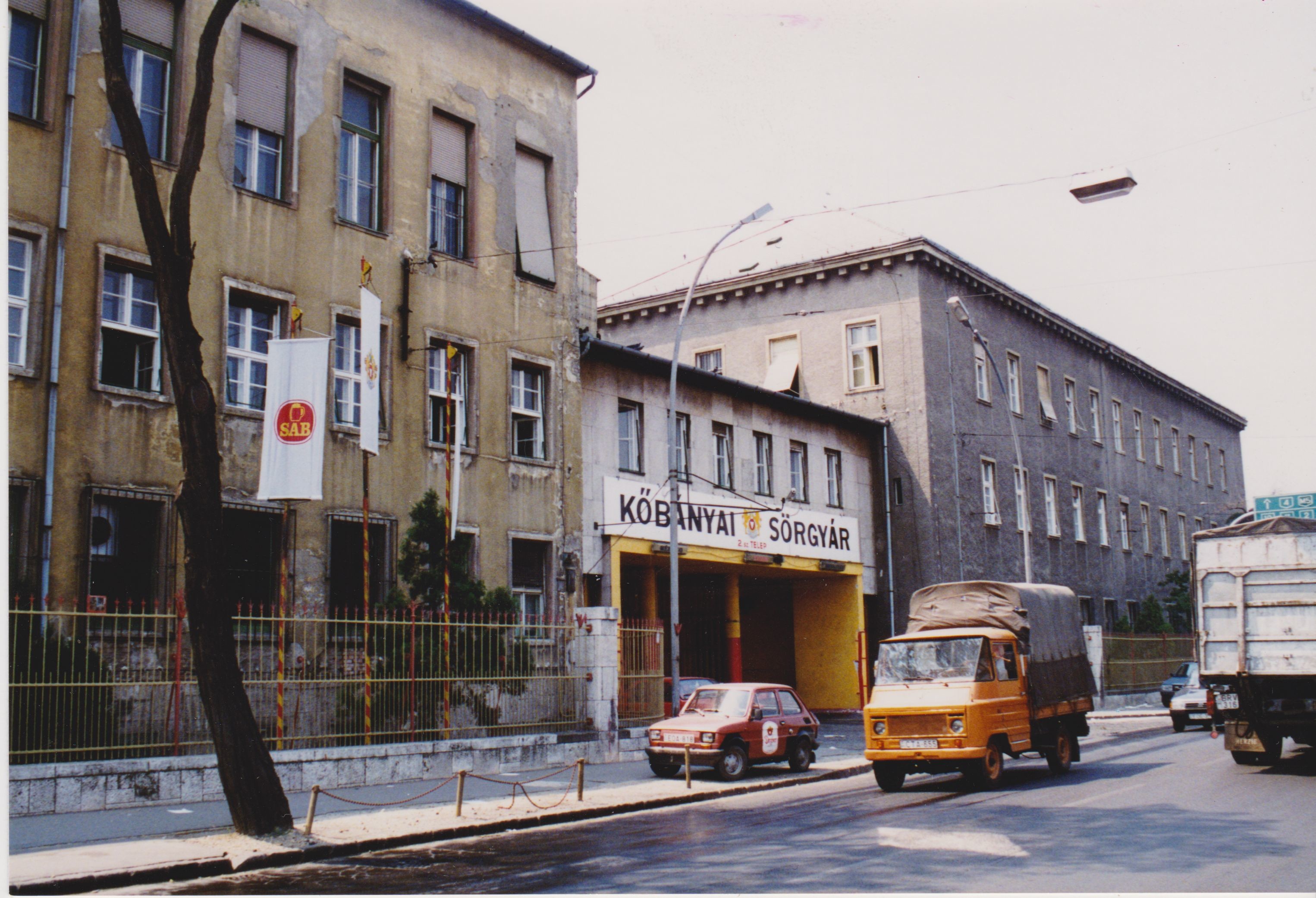 Dreher Sörgyárak - Főporta és az irodaház a Jászberényi út felől (Dreher Sörgyárak - Dreher Sörmúzeum CC BY-NC-SA)