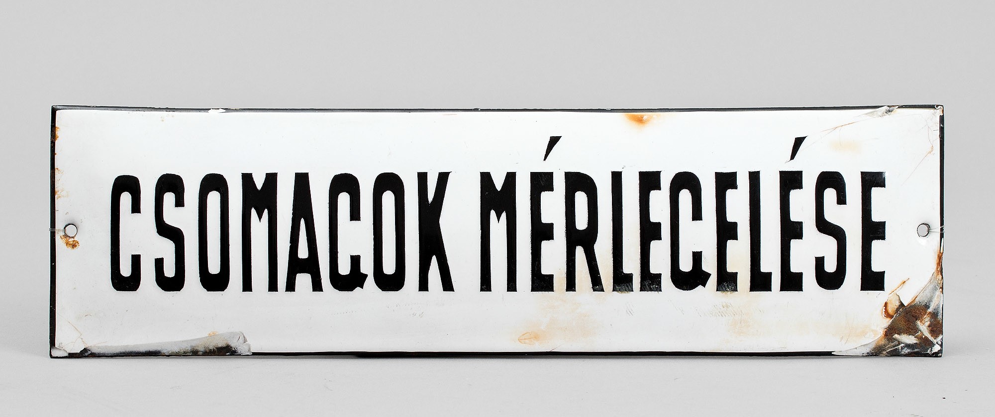 Helyiségjelző zománctábla „CSOMAGOK MÉRLEGELÉSE” (Postamúzeum CC BY-NC-SA)
