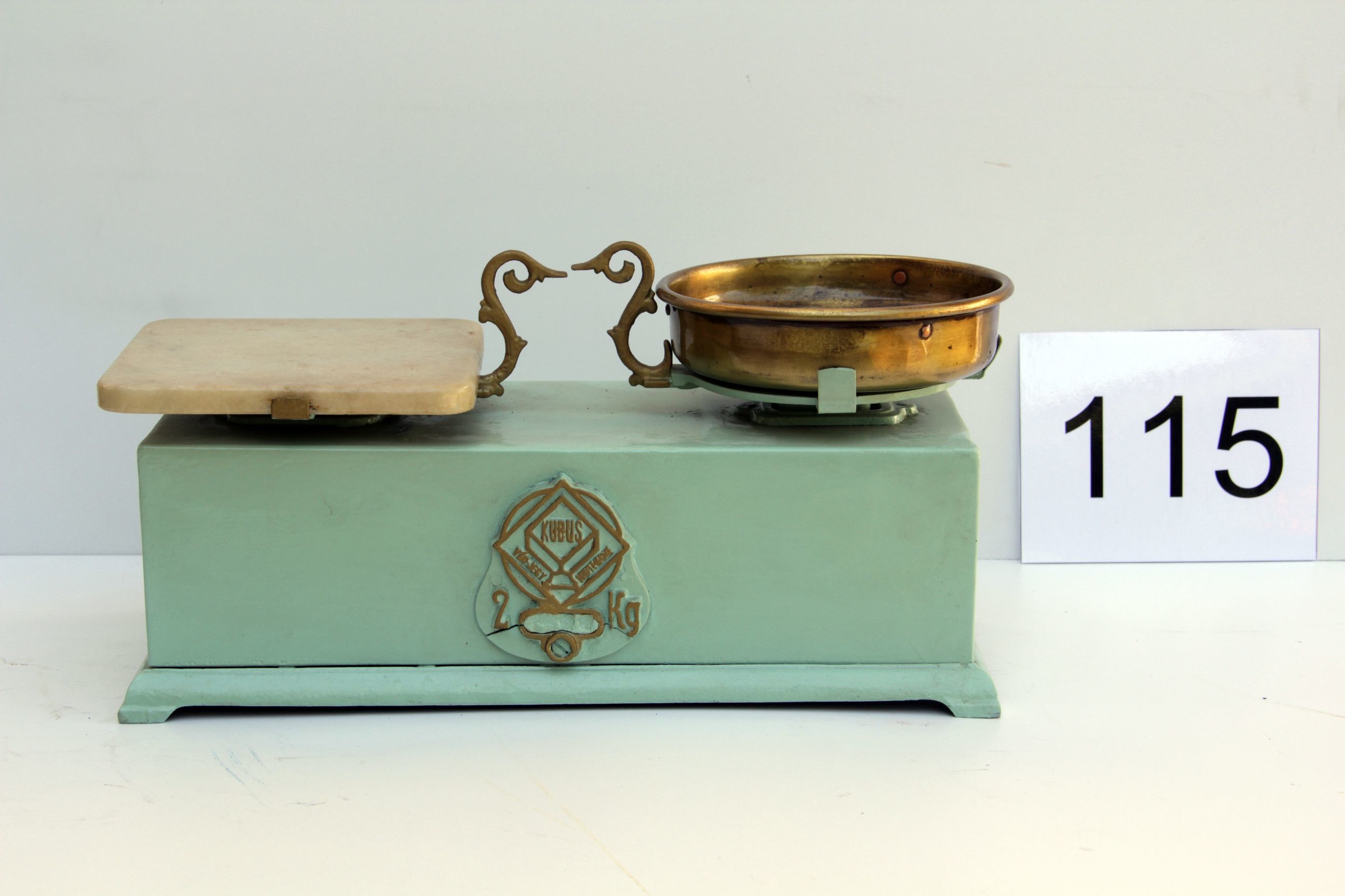 Szekrényes egyensúlymérleg, serpenyővel (Magyar Kereskedelmi és Vendéglátóipari Múzeum CC BY-NC-SA)